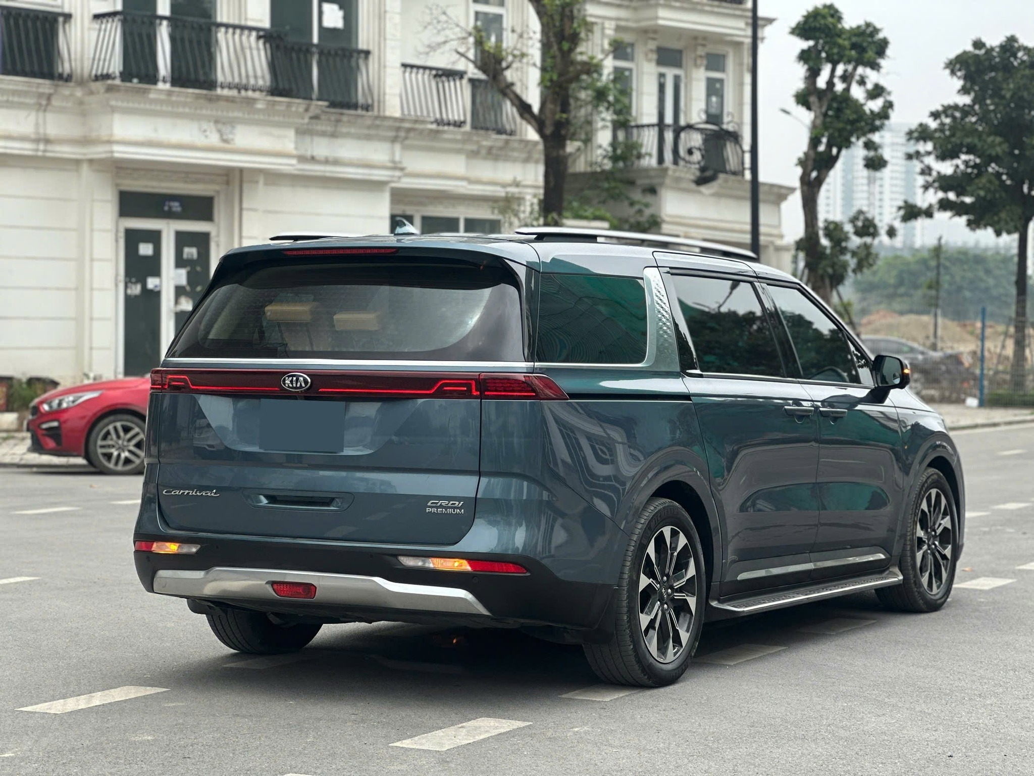 Cần bán Kia Carnival Premium 2.2D 8S sản xuất 2022, màu xanh lục