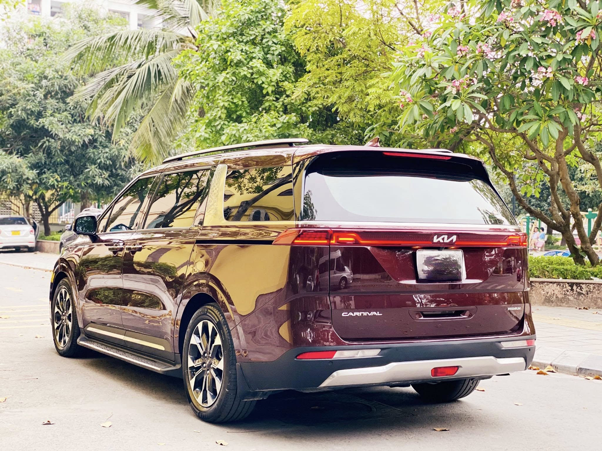 Cần bán Kia Carnival Premium 2.2D 8S năm sản xuất 2023, màu đỏ