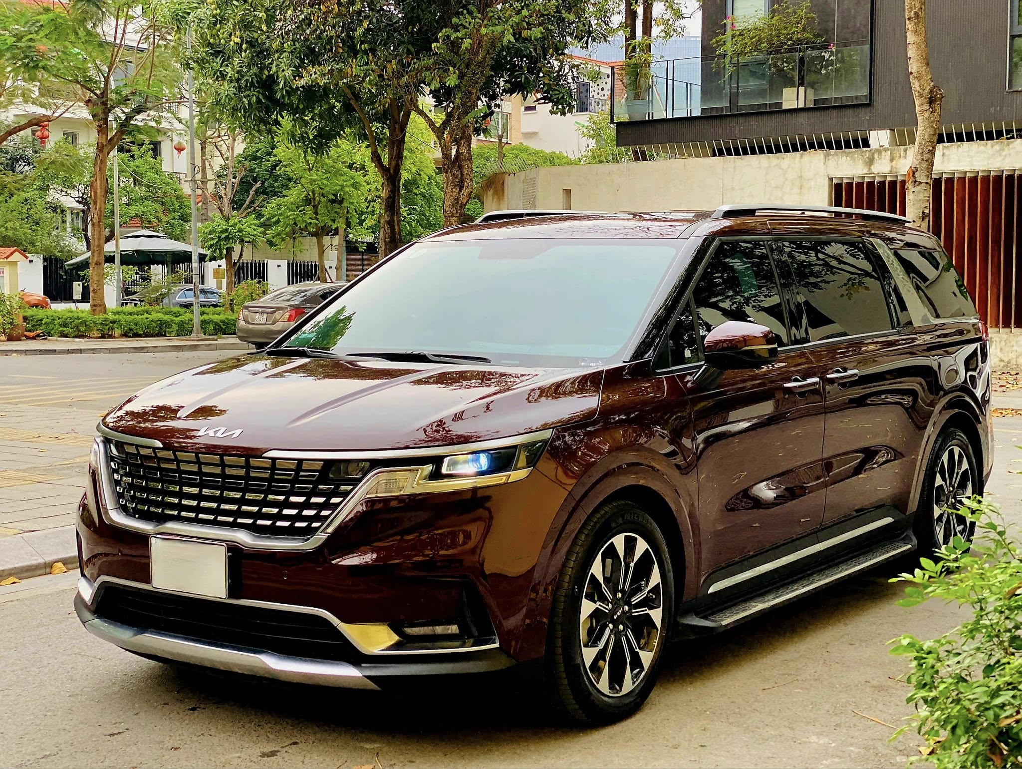 Cần bán Kia Carnival Premium 2.2D 8S năm sản xuất 2023, màu đỏ