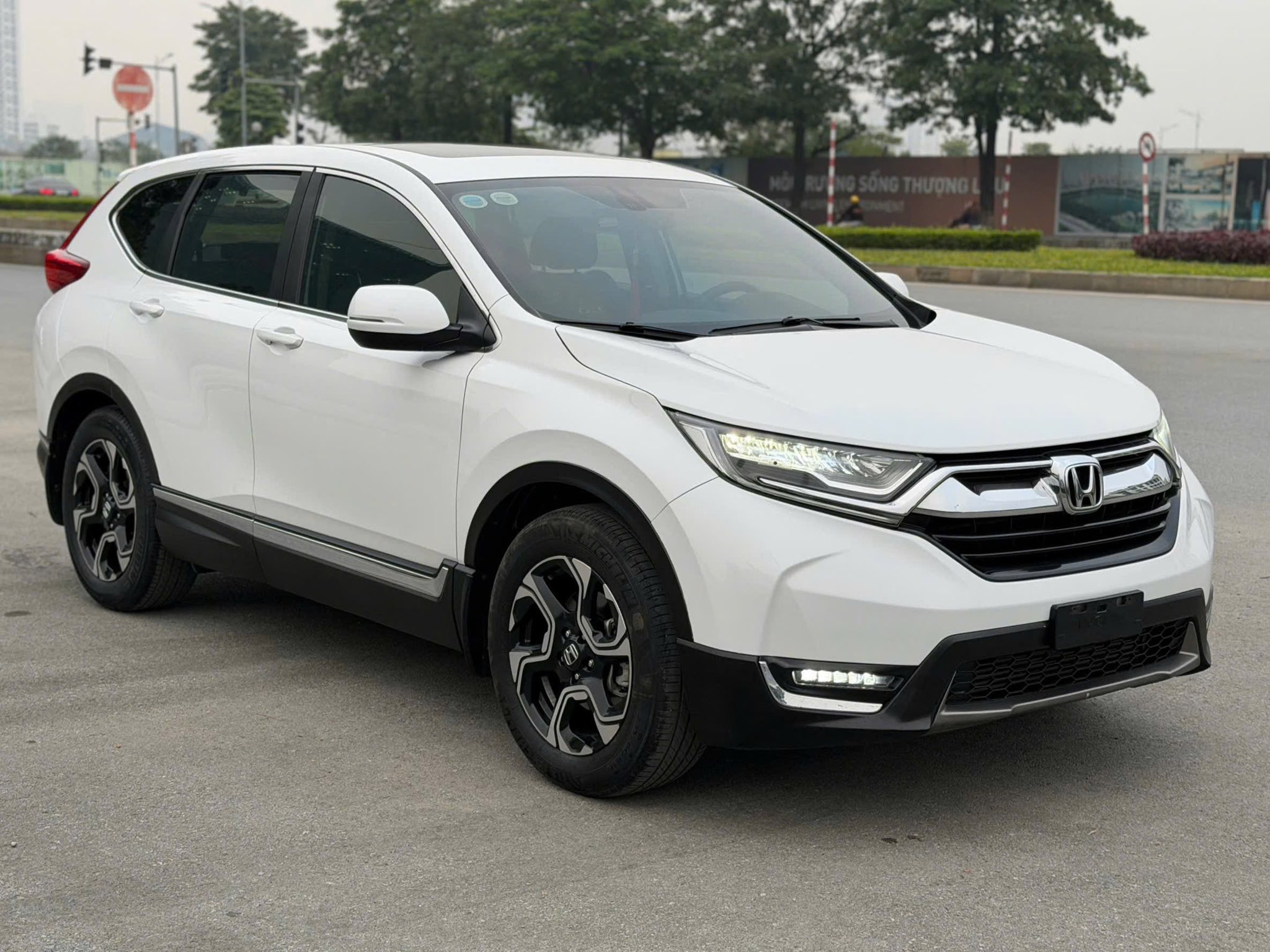 Cần bán Honda CR V L sản xuất năm 2020, màu trắng, nhập khẩu nguyên chiếc