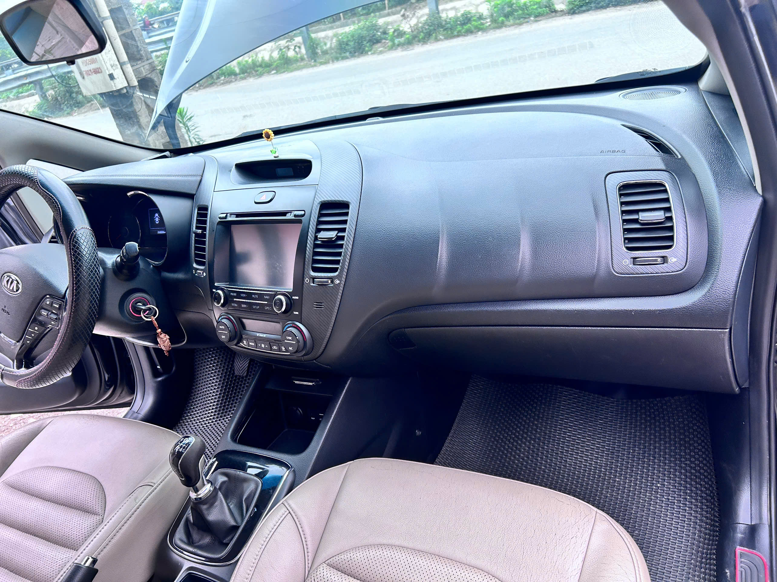 Kia Cerato 2017 bản số sàn, xe cá nhân sử dụng kỹ nên còn rất đẹp.