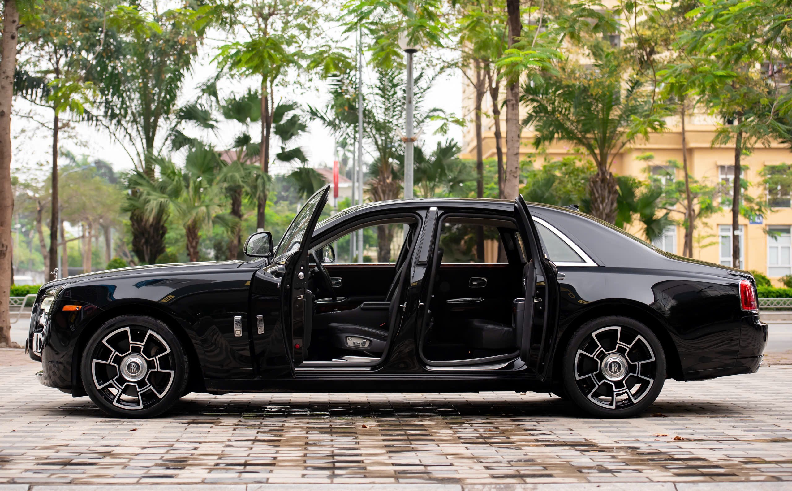 Rolls-Royce Ghost 2010 – Đẳng Cấp Doanh Nhân, Giá Cực Tốt