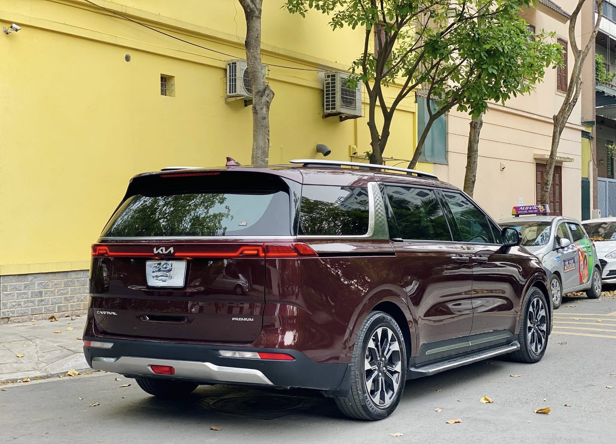 Cần bán Kia Carnival Premium 2.2D 8S năm sản xuất 2023, màu đỏ