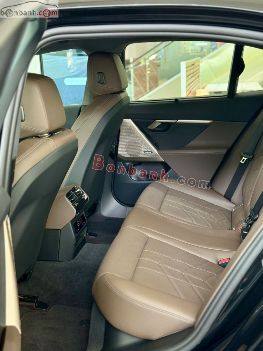 Bán ô tô BMW 5 Series 520i - 2026 - xe mới