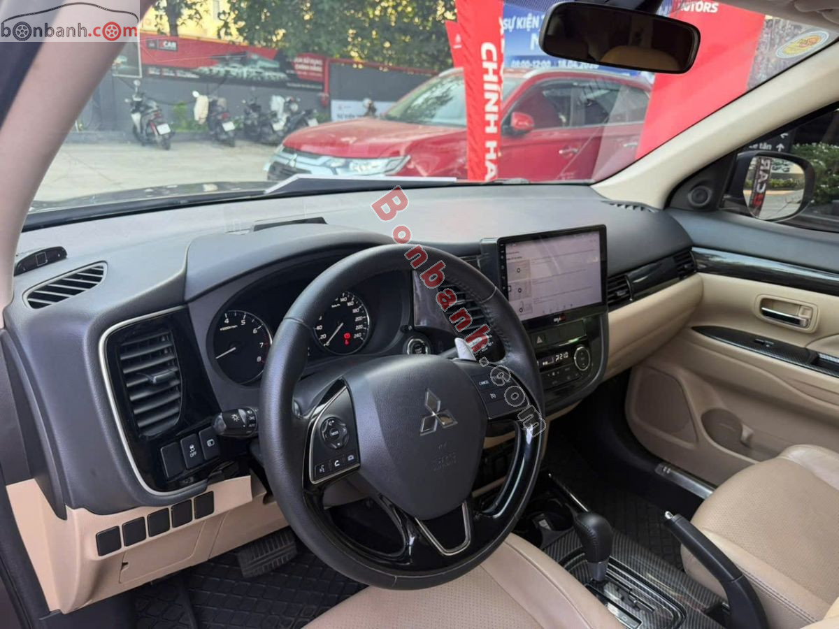 Bán ô tô Mitsubishi Outlander 2.0 CVT Premium - 2018 - xe cũ