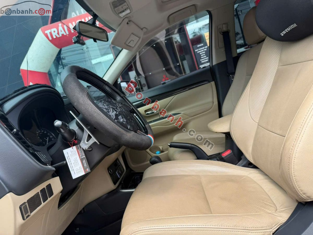 Bán ô tô Mitsubishi Outlander 2.0 CVT Premium - 2018 - xe cũ