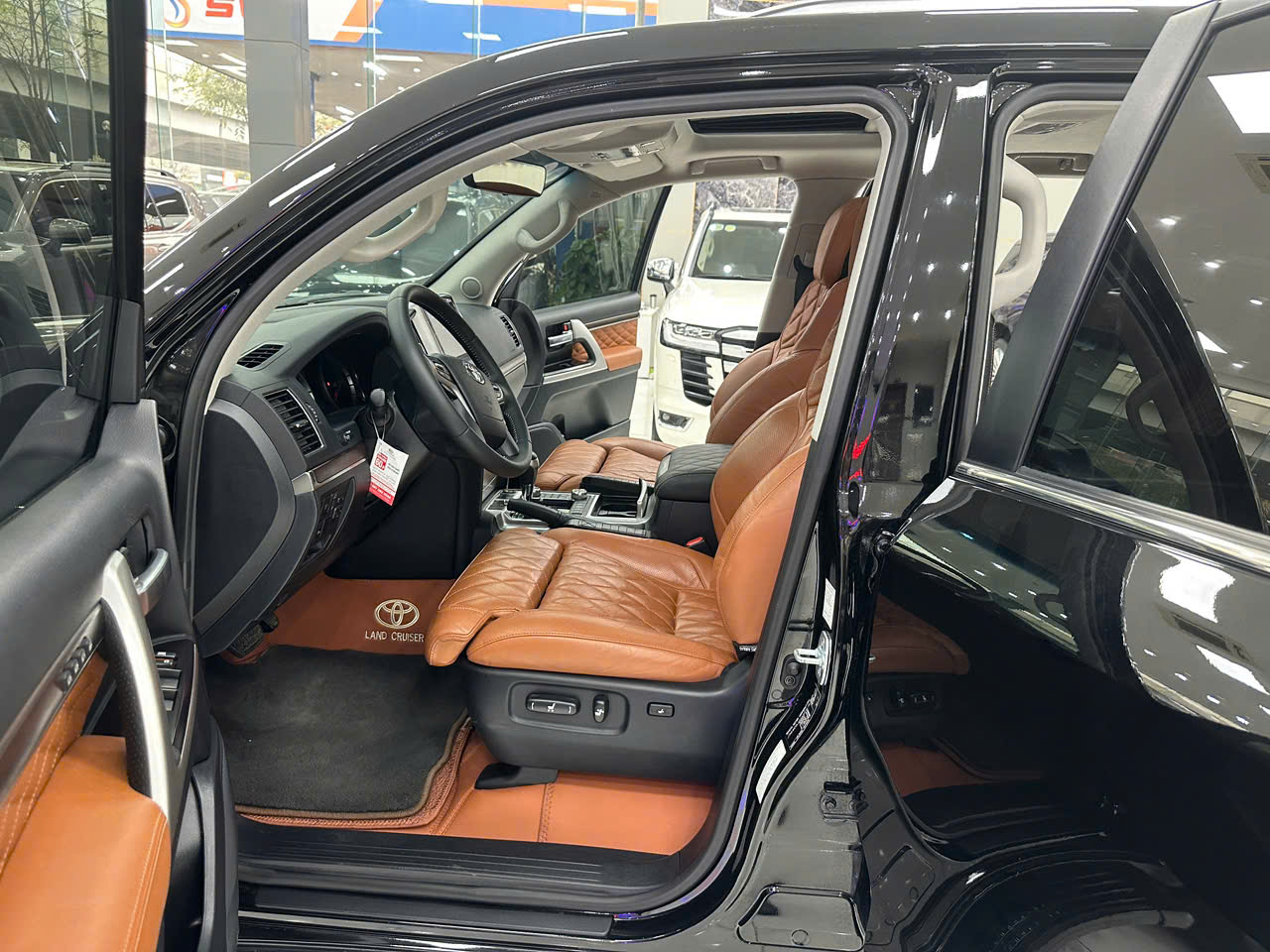 Bán Toyota Land Cruiser MBS sản xuất 2020, màu đen, nhập khẩu