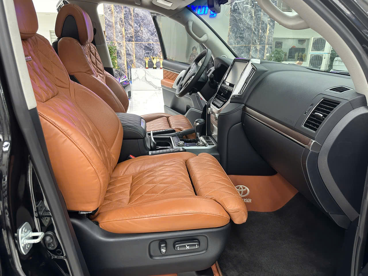 Bán Toyota Land Cruiser MBS sản xuất 2020, màu đen, nhập khẩu