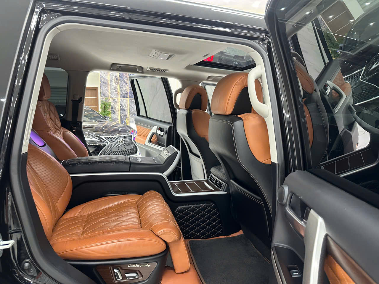 Bán Toyota Land Cruiser MBS sản xuất 2020, màu đen, nhập khẩu