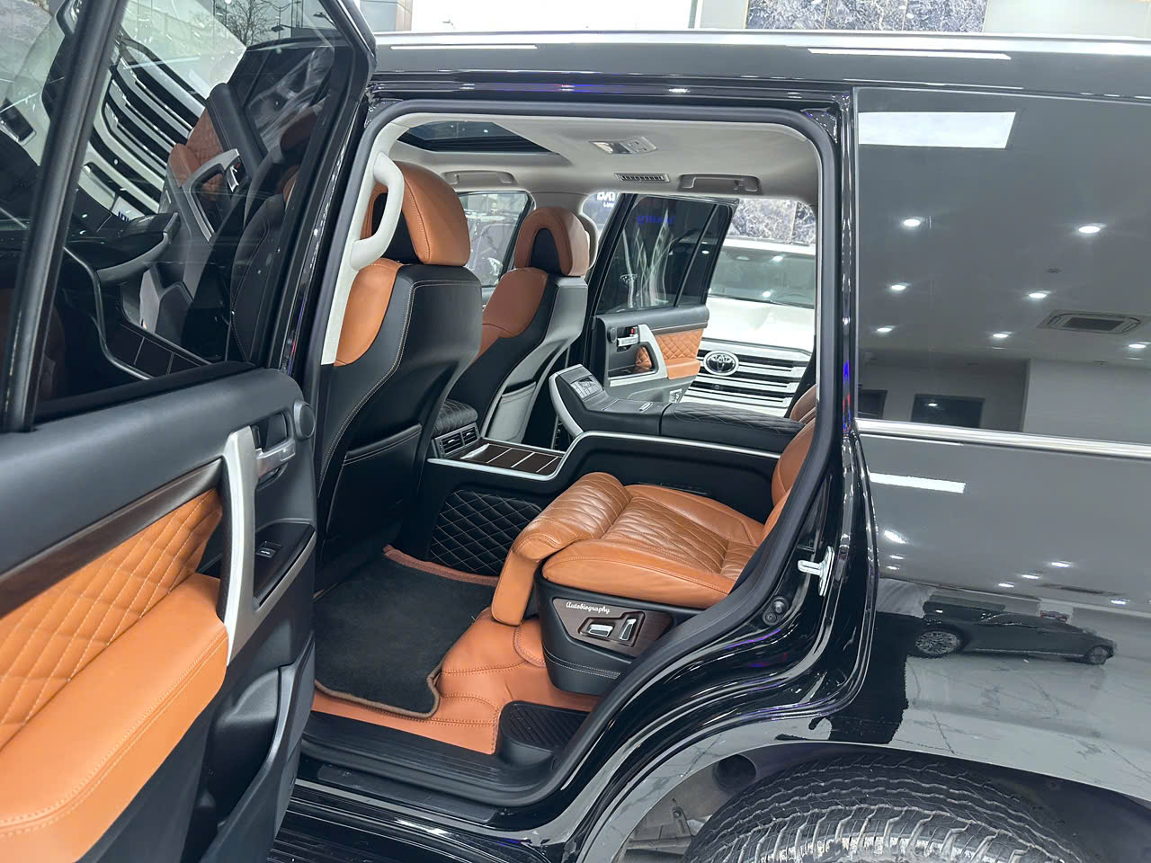 Bán Toyota Land Cruiser MBS sản xuất 2020, màu đen, nhập khẩu