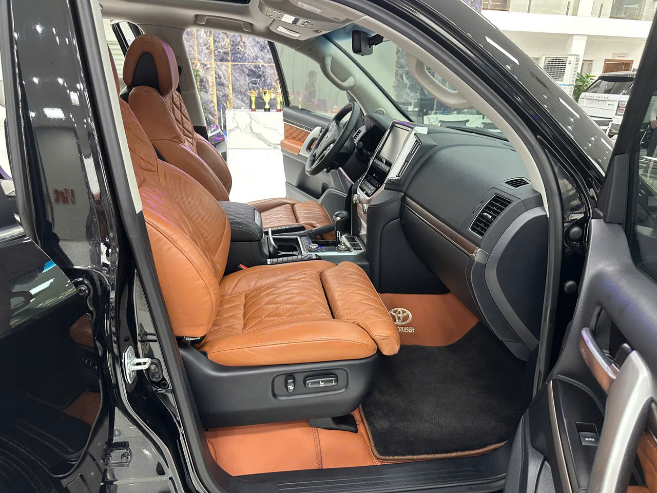 Bán Toyota Land Cruiser MBS sản xuất 2020, màu đen, nhập khẩu