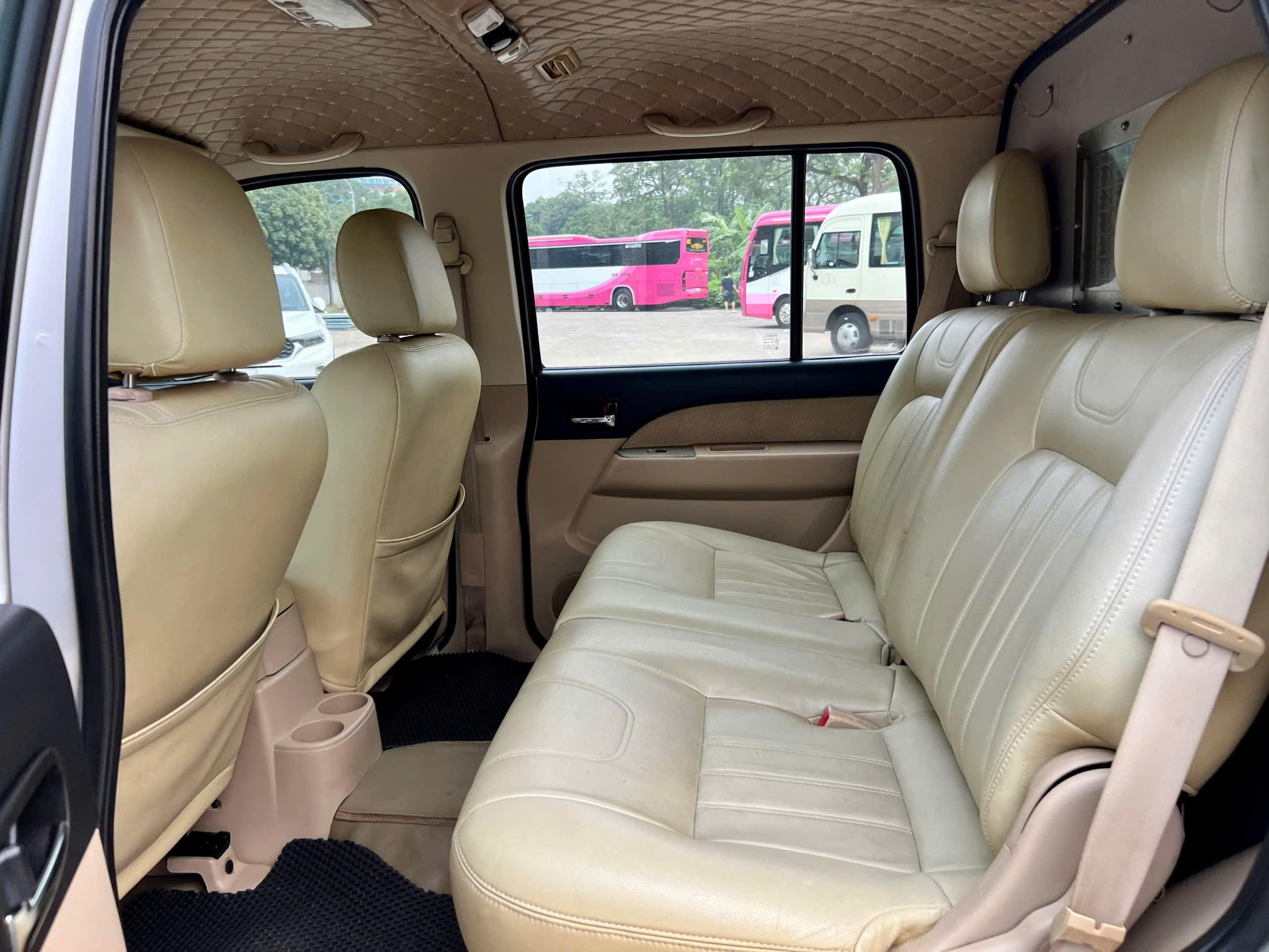 Cần bán xe Ford Everest năm 2011, màu bạc, nhập khẩu Thái Lan