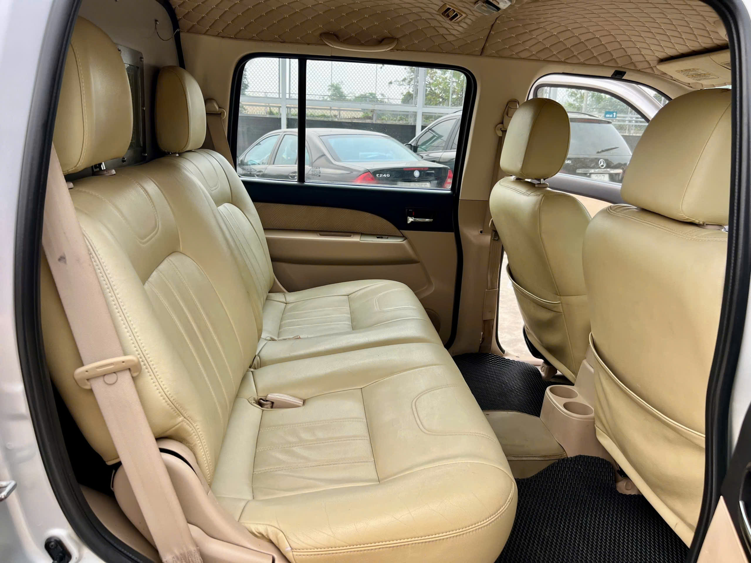 Cần bán xe Ford Everest năm 2011, màu bạc, nhập khẩu Thái Lan