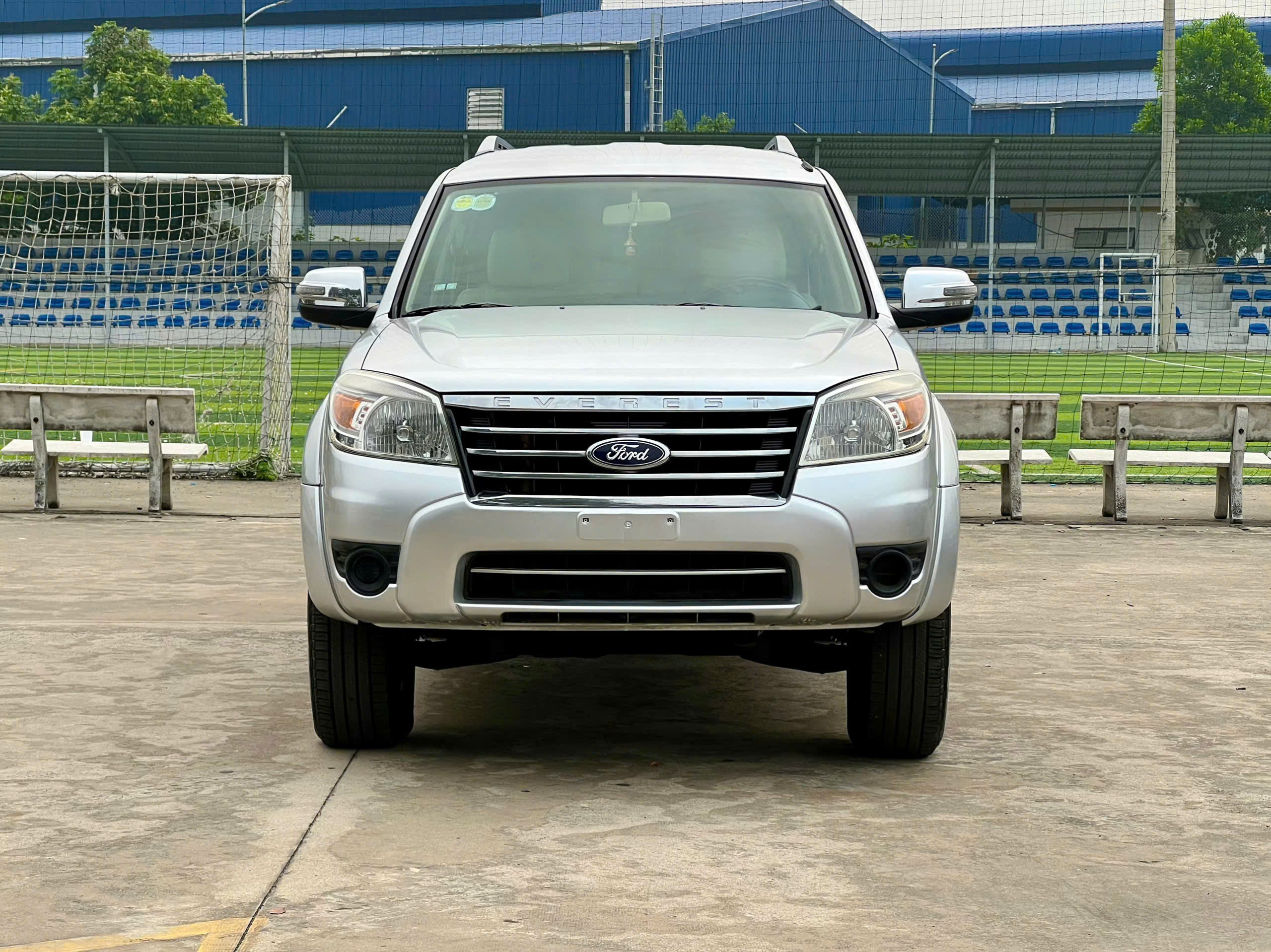 Cần bán xe Ford Everest năm 2011, màu bạc, nhập khẩu Thái Lan
