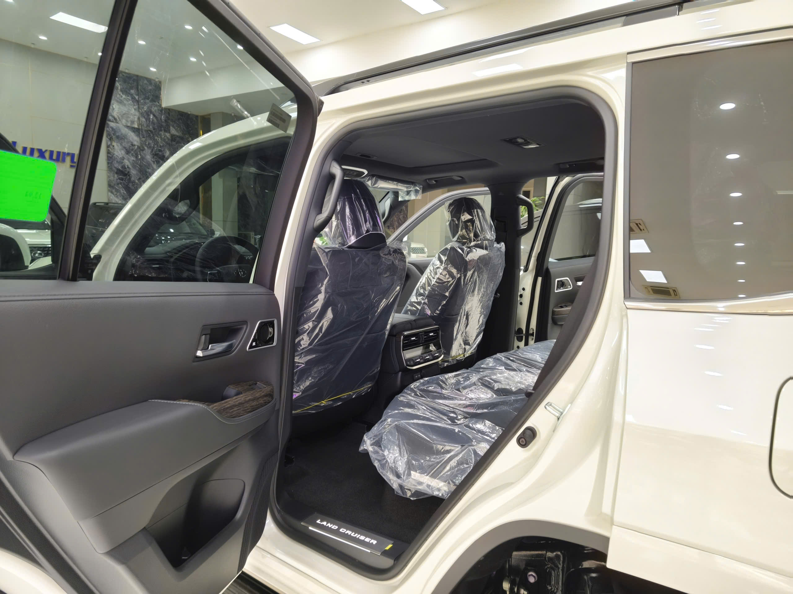 Bán ô tô Toyota Land Cruiser LC300 năm sản xuất 2026, màu đen, nhập khẩu nguyên chiếc