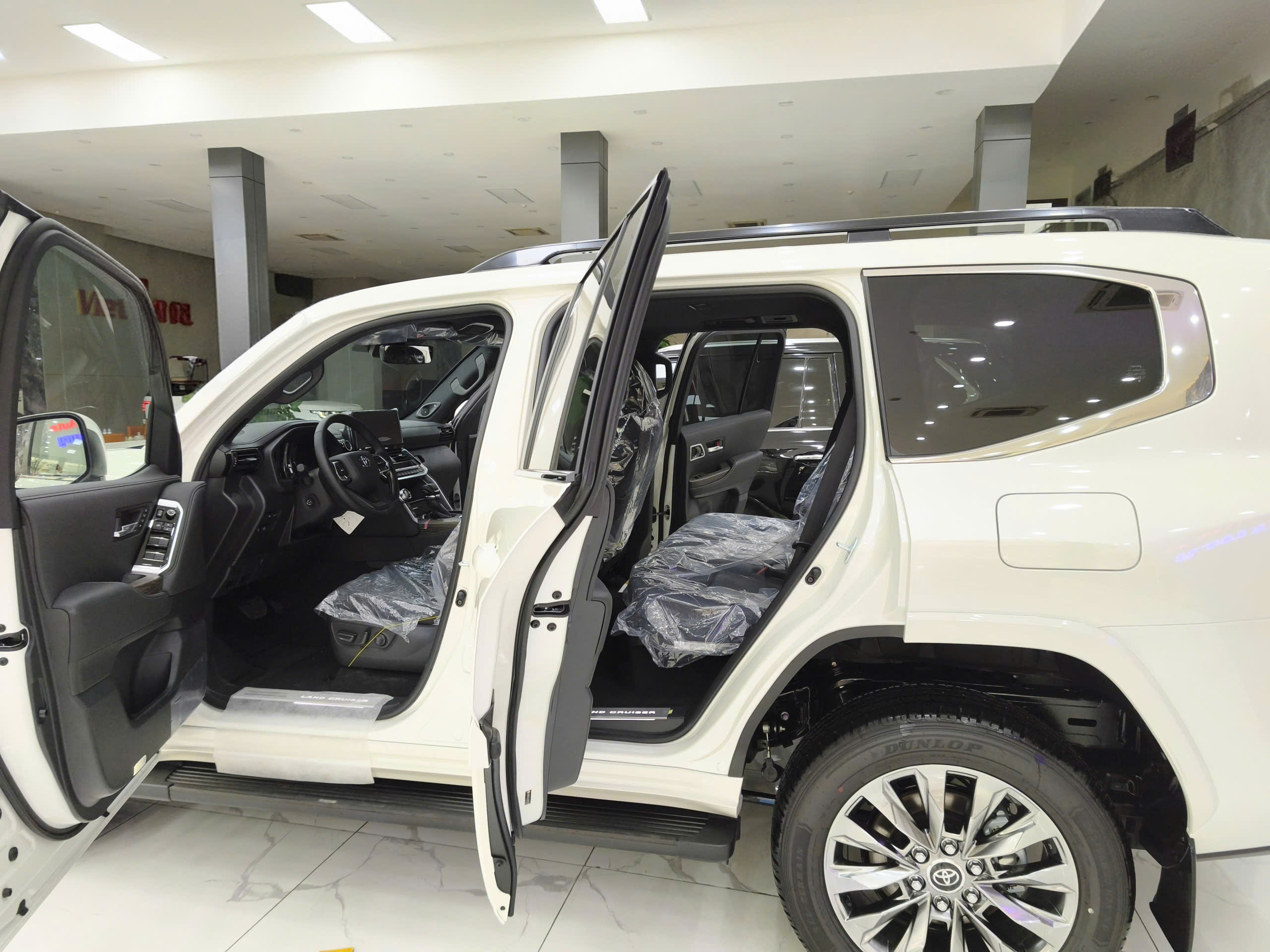 Bán ô tô Toyota Land Cruiser LC300 năm sản xuất 2026, màu đen, nhập khẩu nguyên chiếc