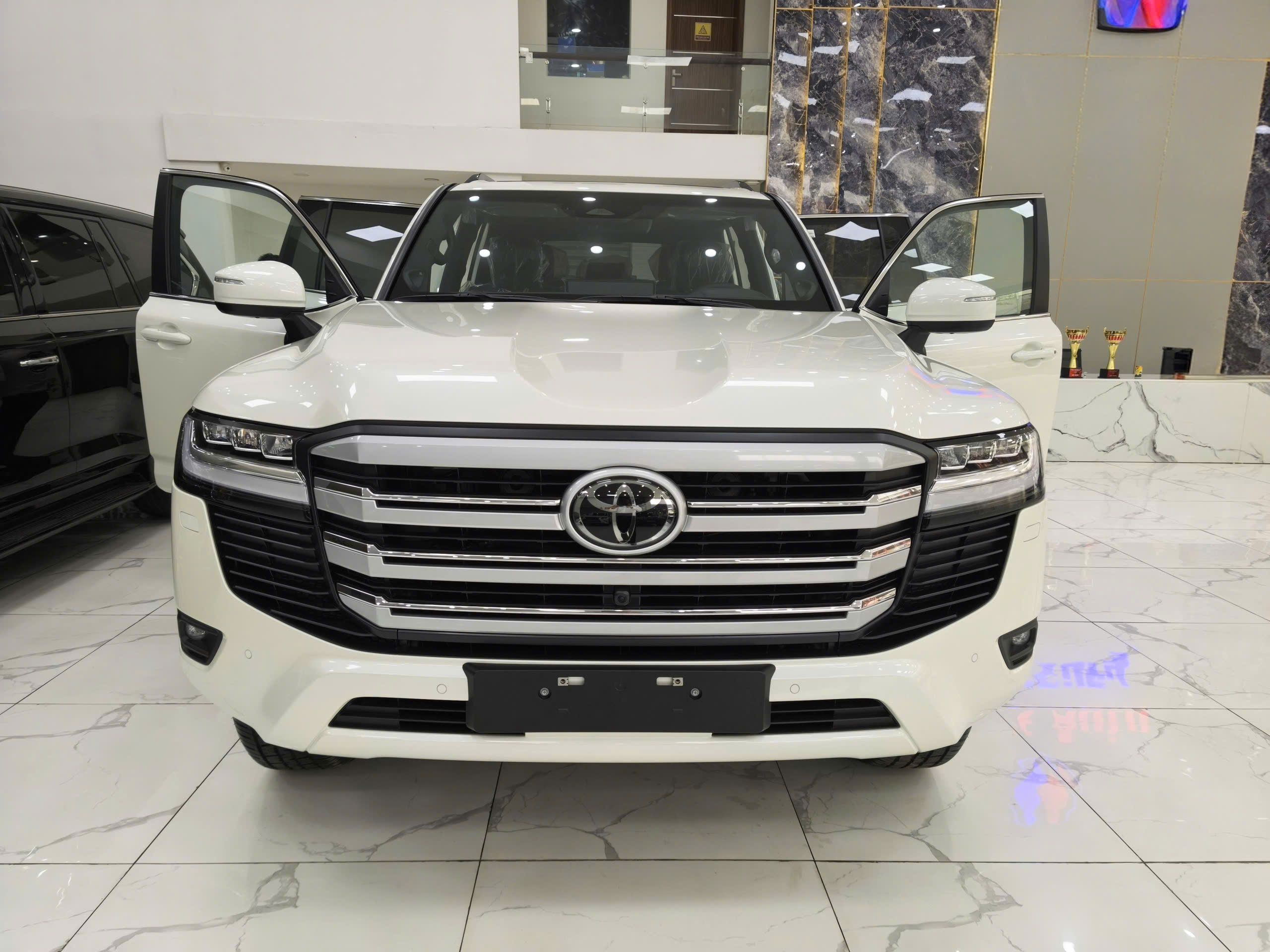 Bán ô tô Toyota Land Cruiser LC300 năm sản xuất 2026, màu đen, nhập khẩu nguyên chiếc