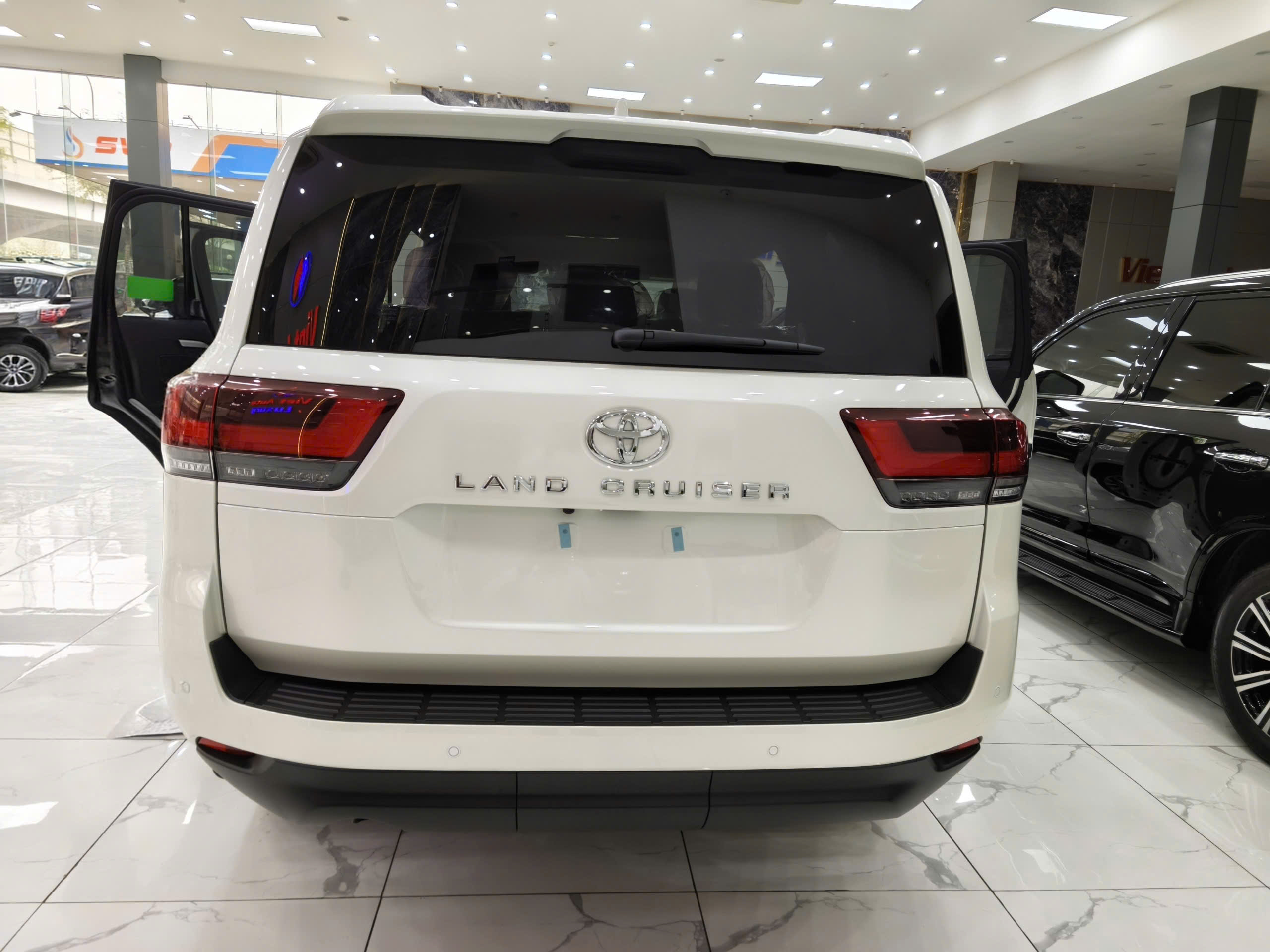 Bán ô tô Toyota Land Cruiser LC300 năm sản xuất 2026, màu đen, nhập khẩu nguyên chiếc