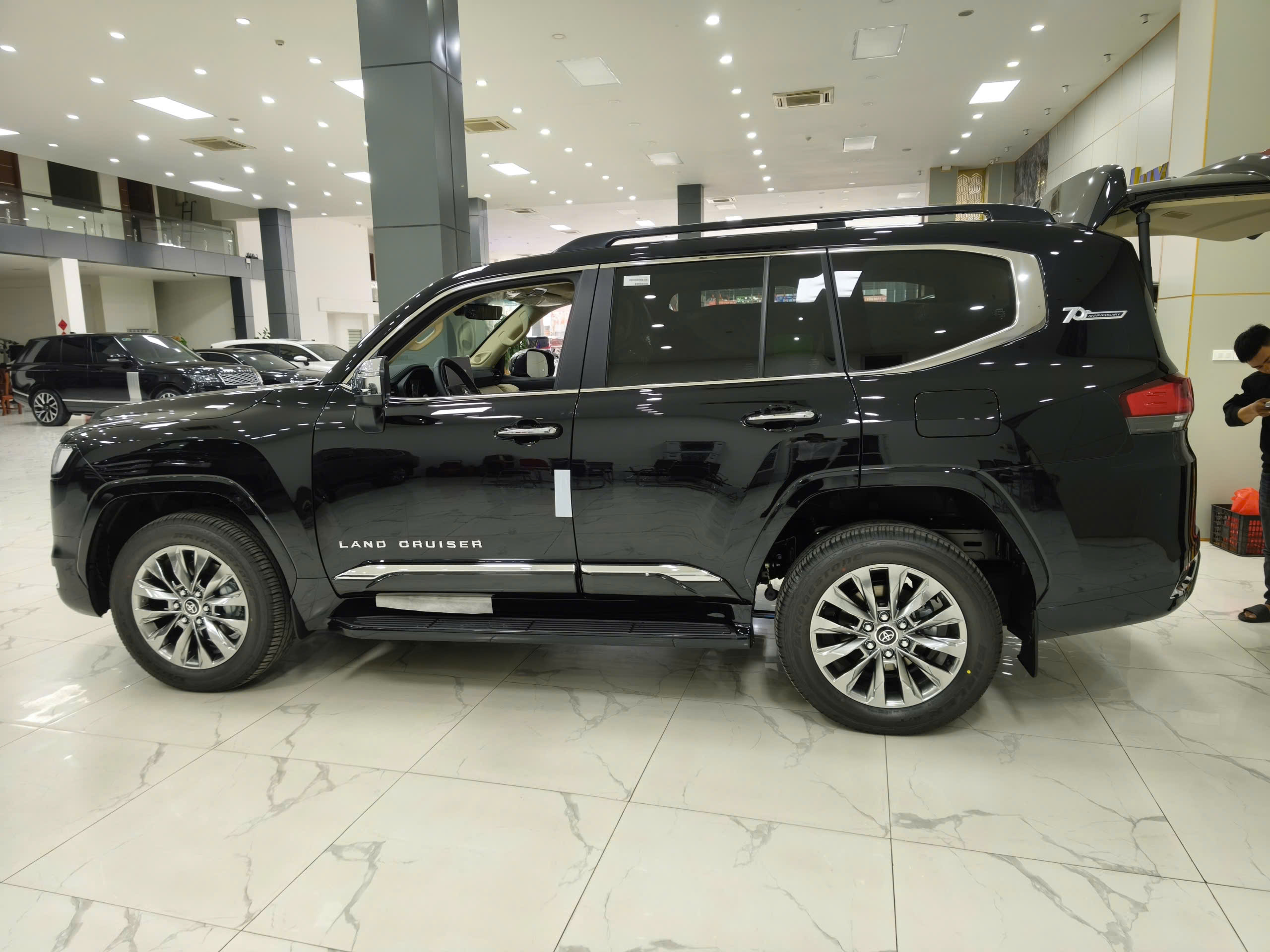 Bán ô tô Toyota Land Cruiser LC300 năm sản xuất 2026, màu đen, nhập khẩu nguyên chiếc