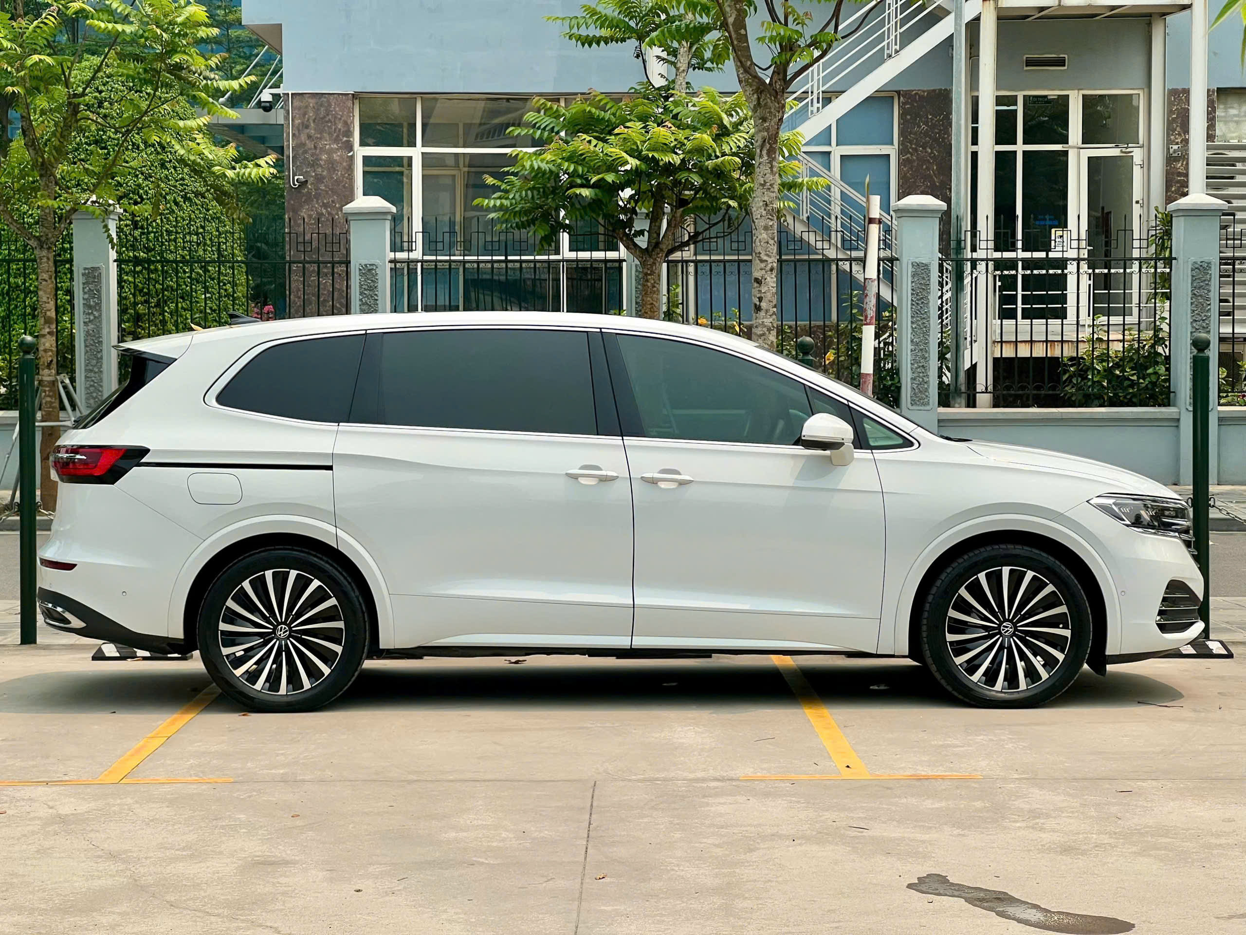 Bán ô tô Volkswagen Tiguan sản xuất 2024, màu trắng, xe nhập