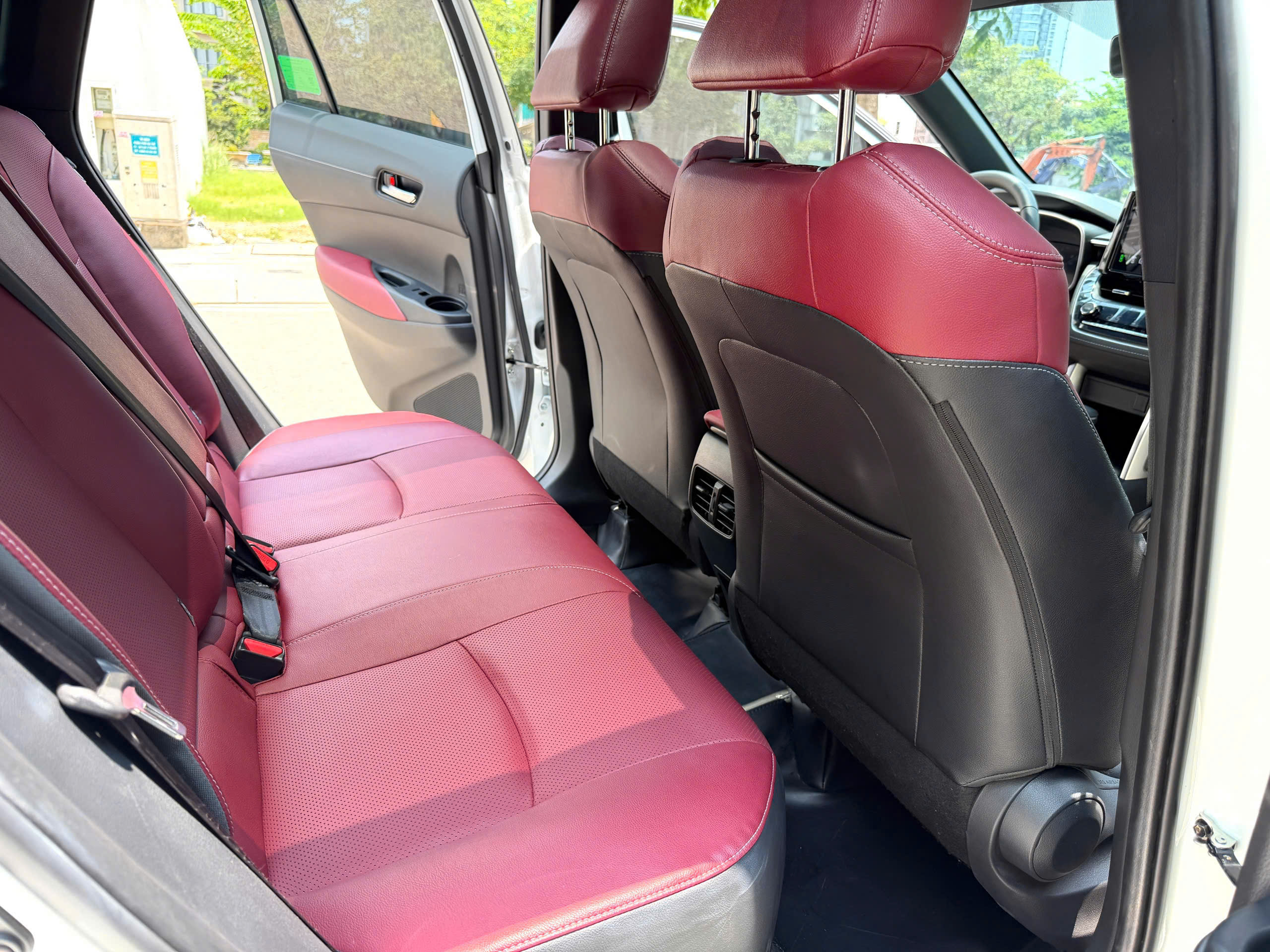 Cần bán Toyota Corolla Cross 1.8V năm 2026, màu trắng, xe nhập