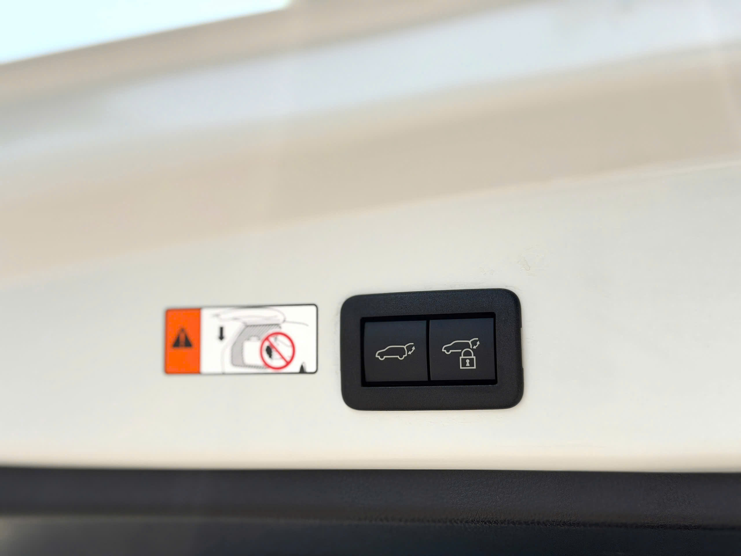 Cần bán Toyota Corolla Cross 1.8V năm 2026, màu trắng, xe nhập