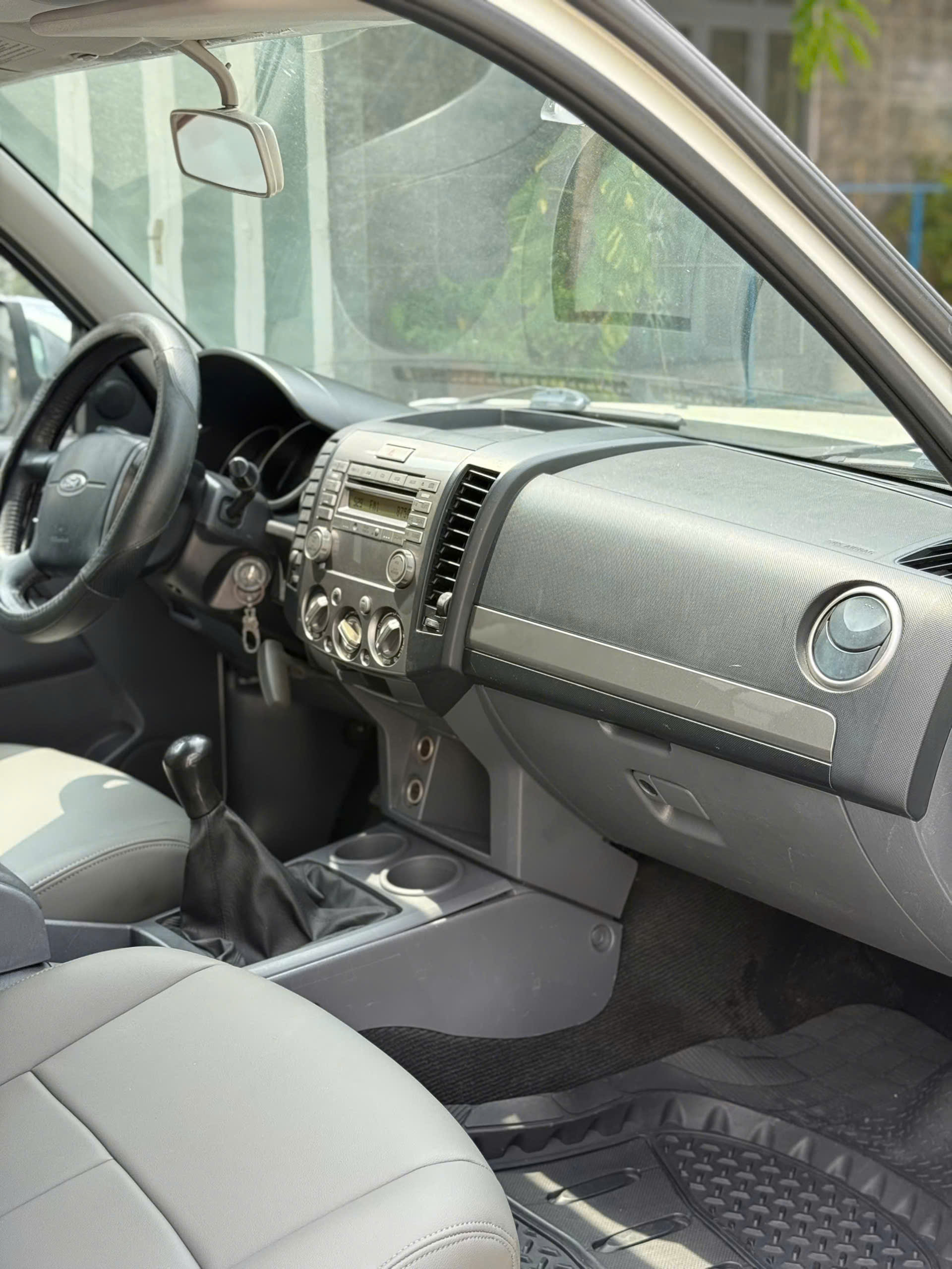 Bán xe Ford Everest năm sản xuất 2014, màu trắng