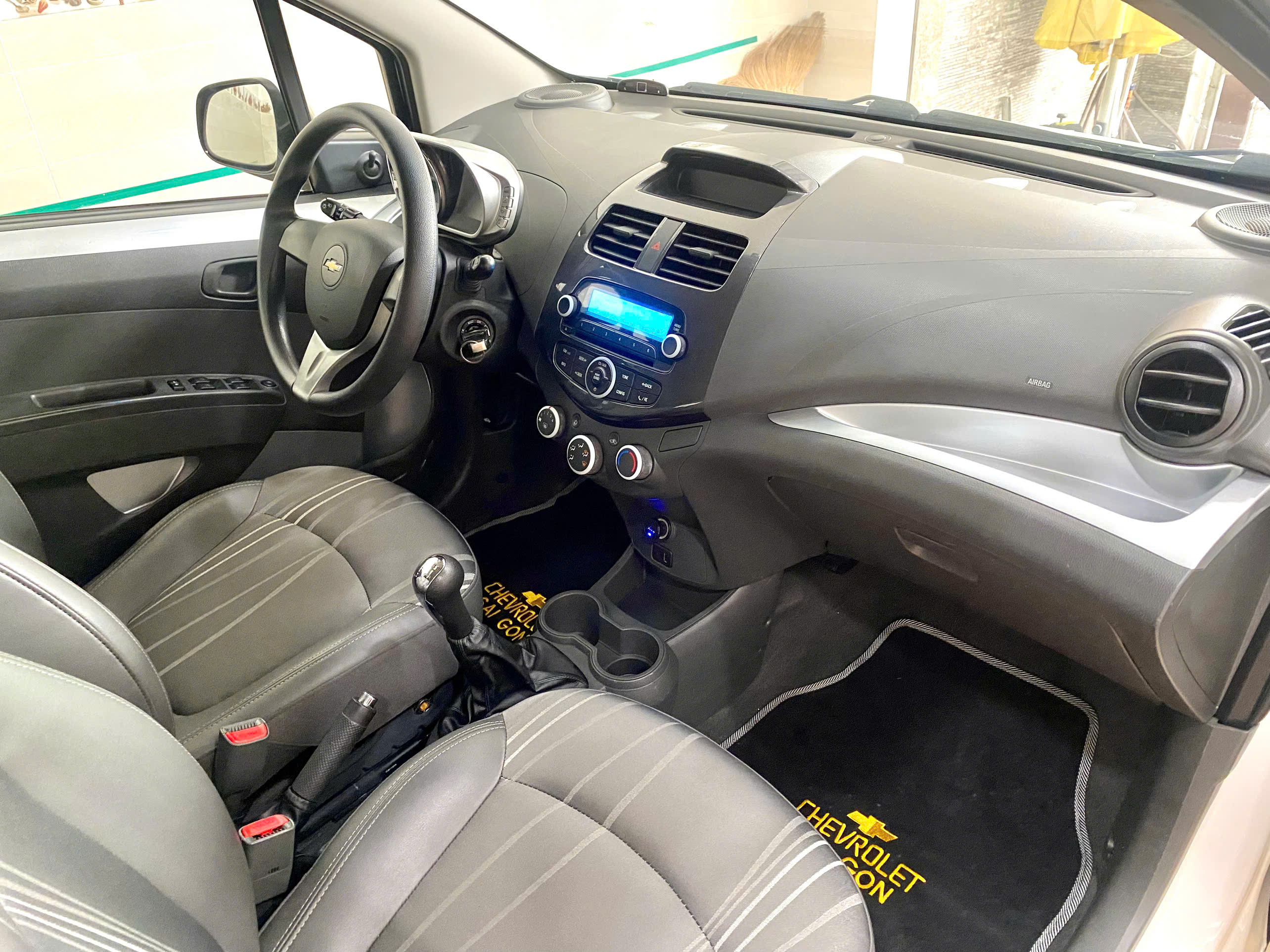 Xe 5 chổ nhỏ gọn tiết kiệm Chevrolet Spark LT 2014 số sàn bản đủ