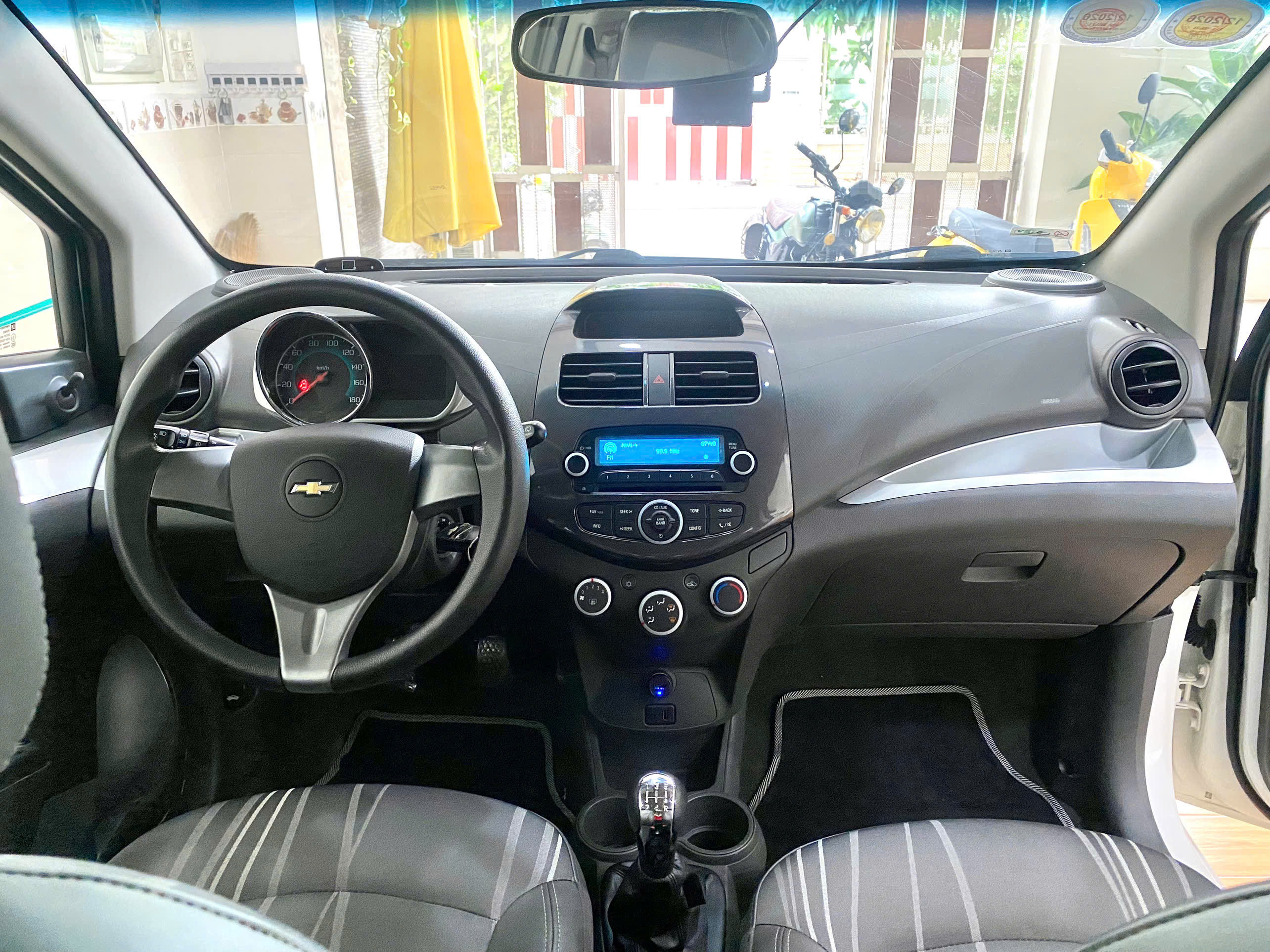 Xe 5 chổ nhỏ gọn tiết kiệm Chevrolet Spark LT 2014 số sàn bản đủ