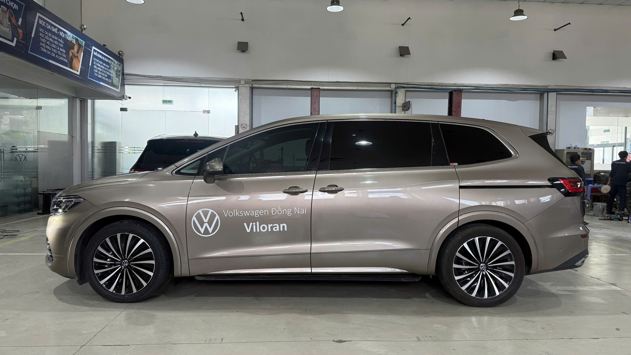 Volkswagen Viloran Luxury - Vàng | 2024 | ~43.000 km