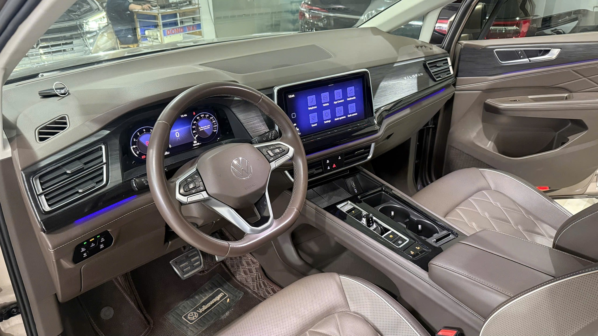 Volkswagen Viloran Luxury - Vàng | 2024 | ~43.000 km