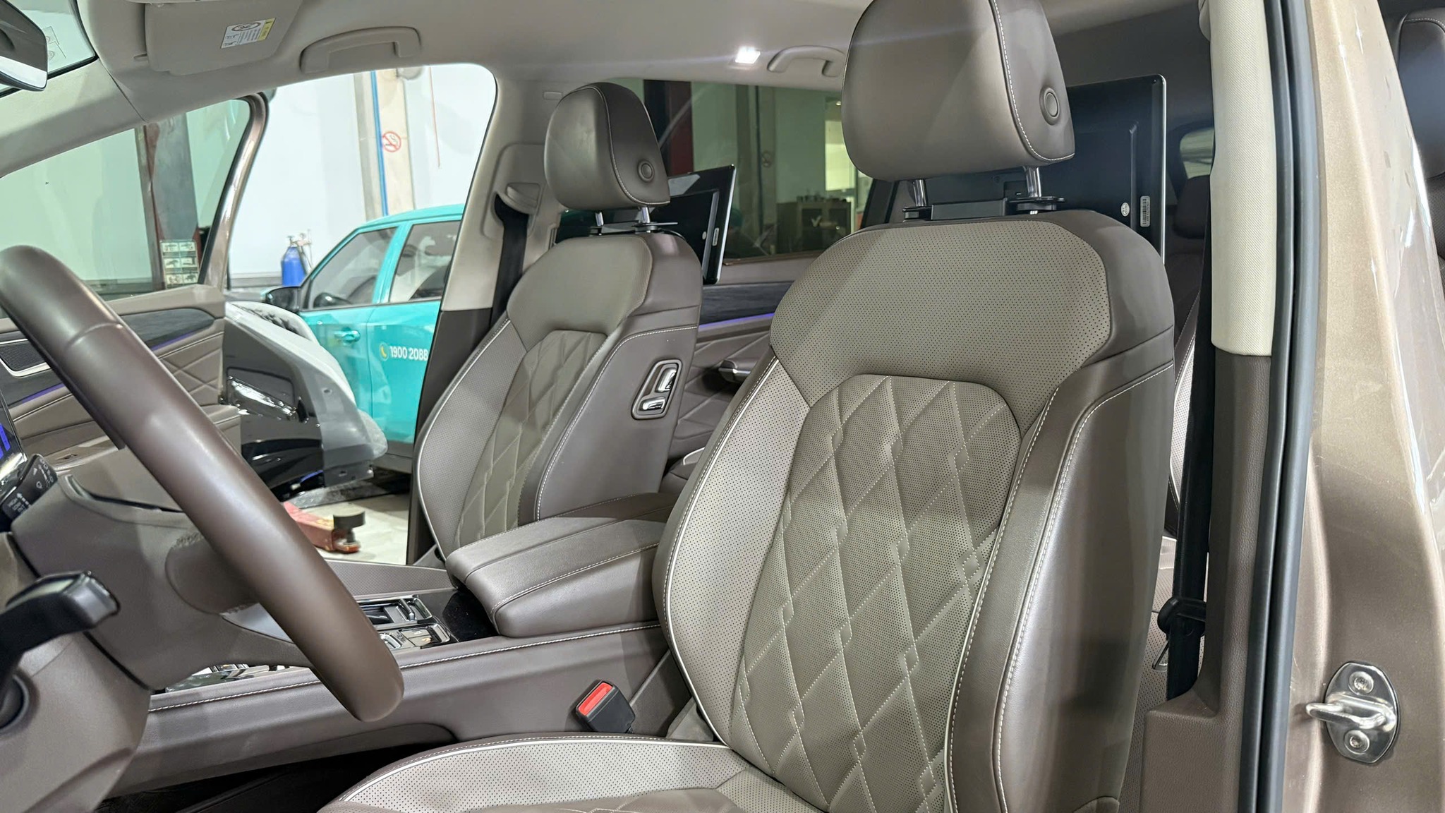 Volkswagen Viloran Luxury - Vàng | 2024 | ~43.000 km