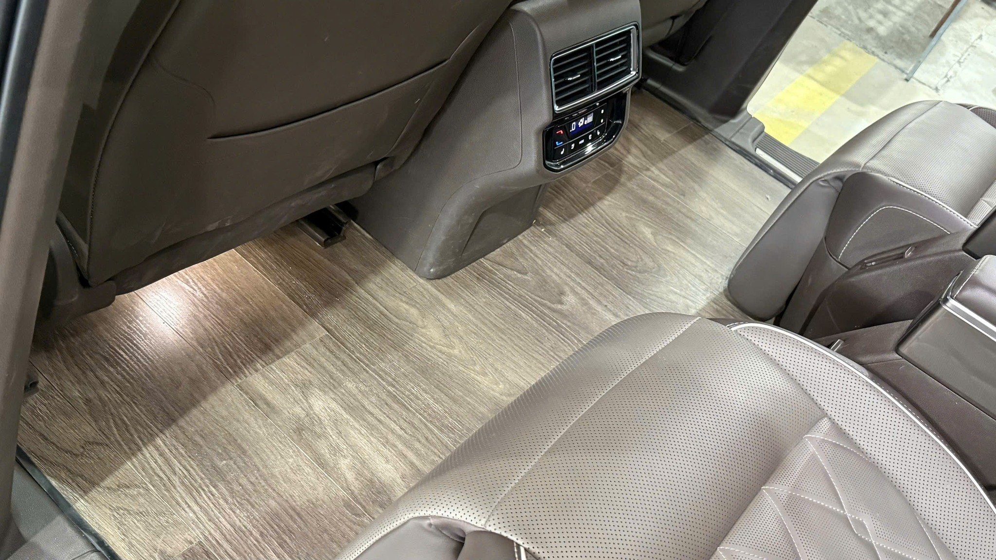 Volkswagen Viloran Luxury - Vàng | 2024 | ~43.000 km