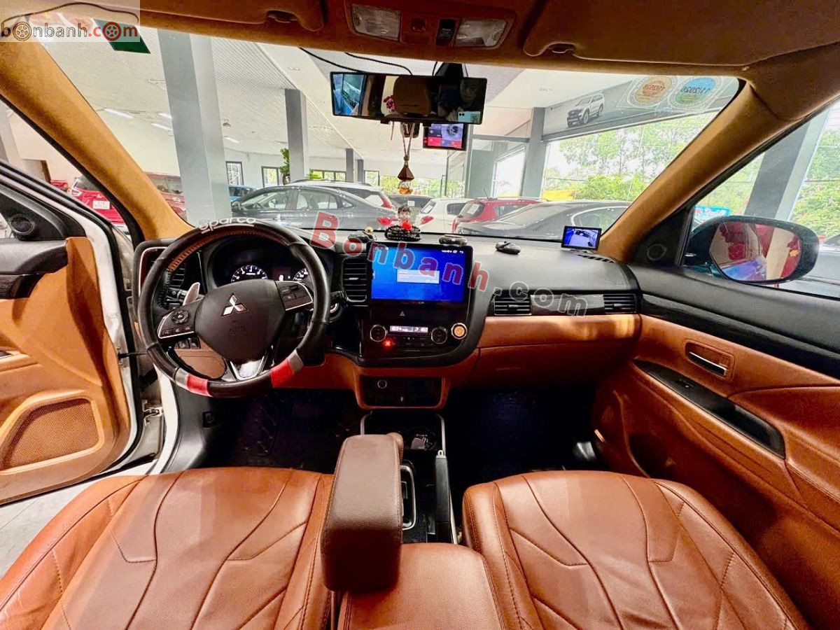 Bán ô tô Mitsubishi Outlander 2.0 CVT Premium - 2018 - xe cũ