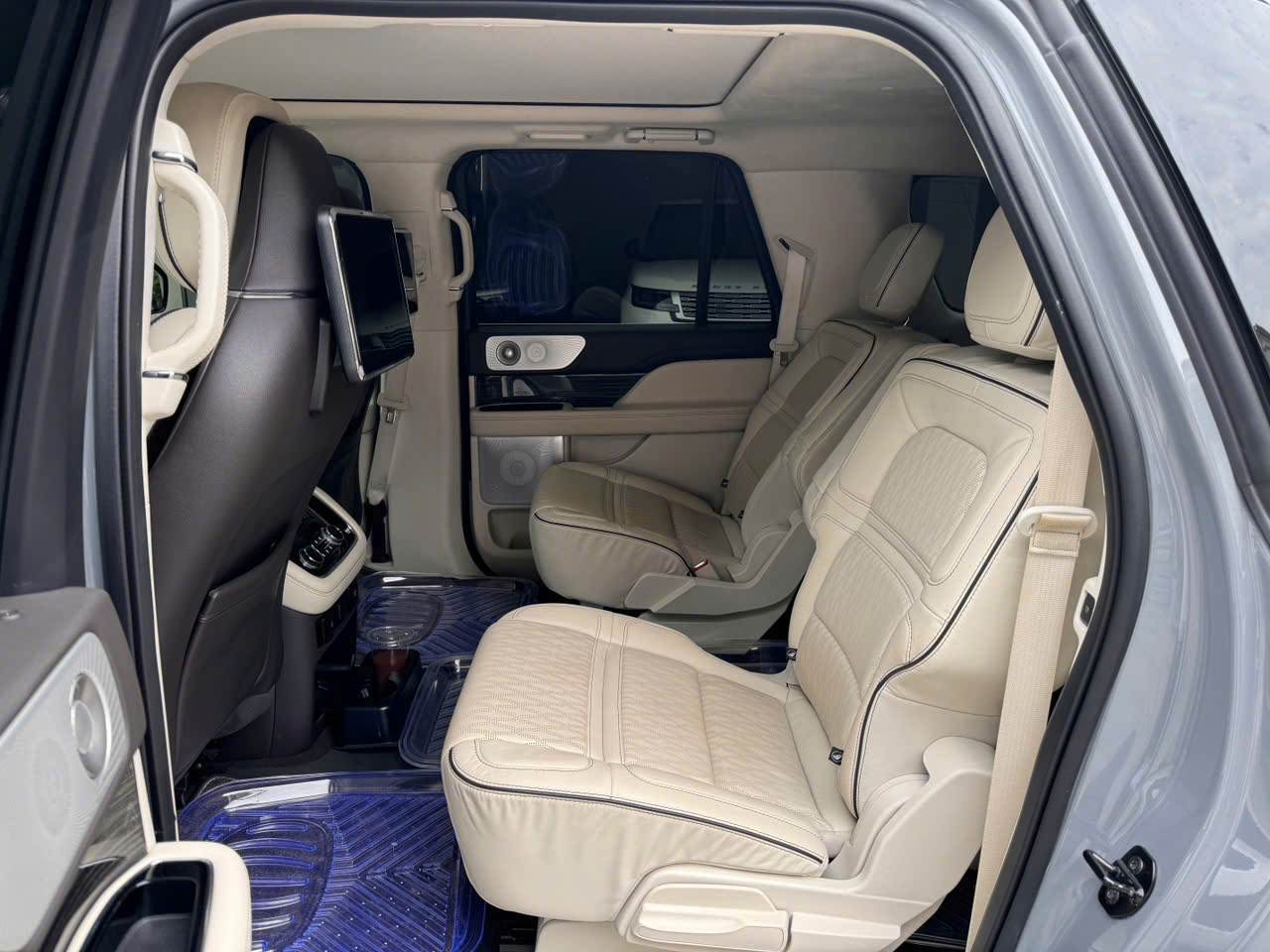 Bán ô tô Lincoln Navigator Balck Label  năm sản xuất 2021, màu xanh lam, nhập khẩu