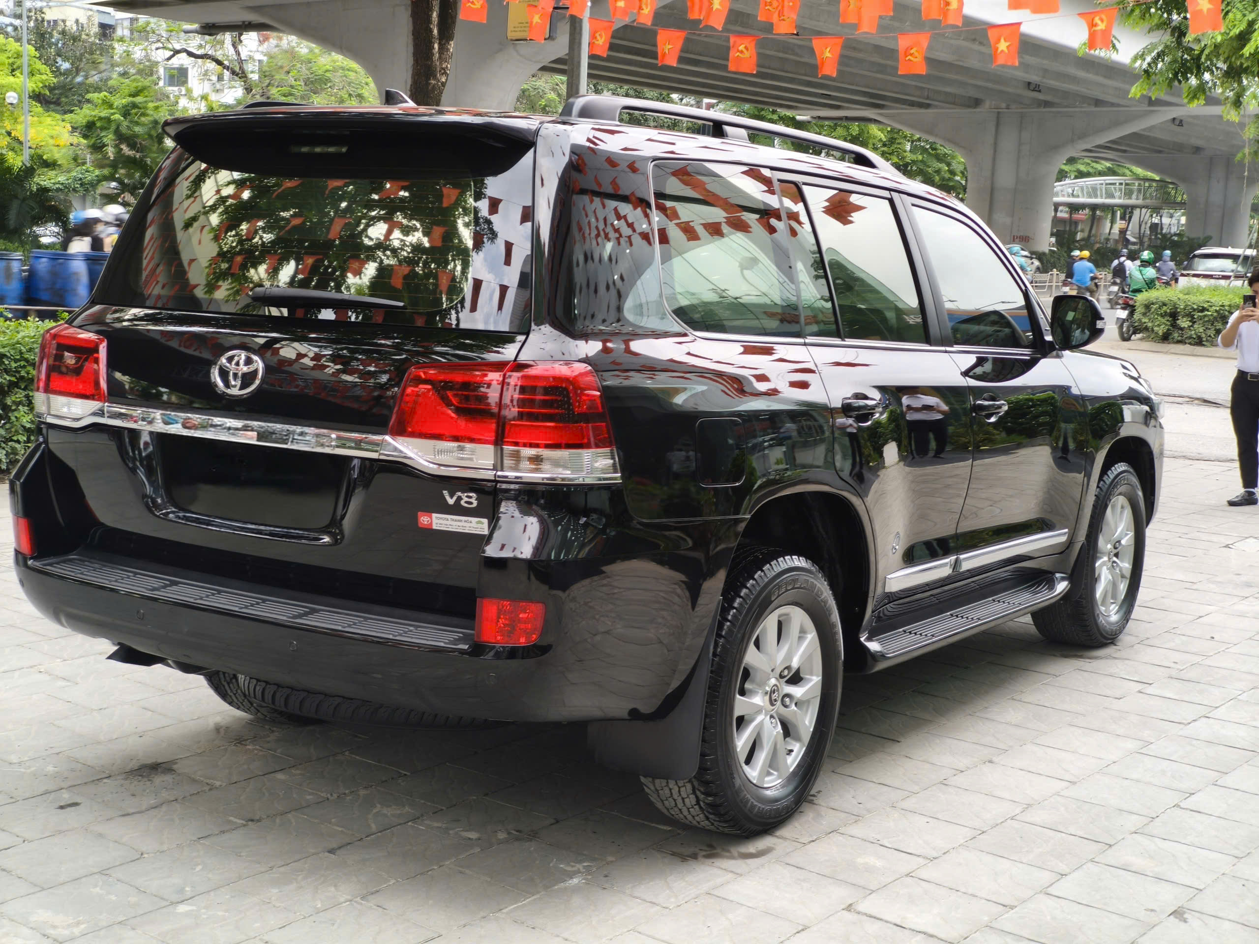 Cần bán Toyota Land Cruiser lc200 năm 2019, màu đen, nhập khẩu, tên cty cam kết xe xuất sắc