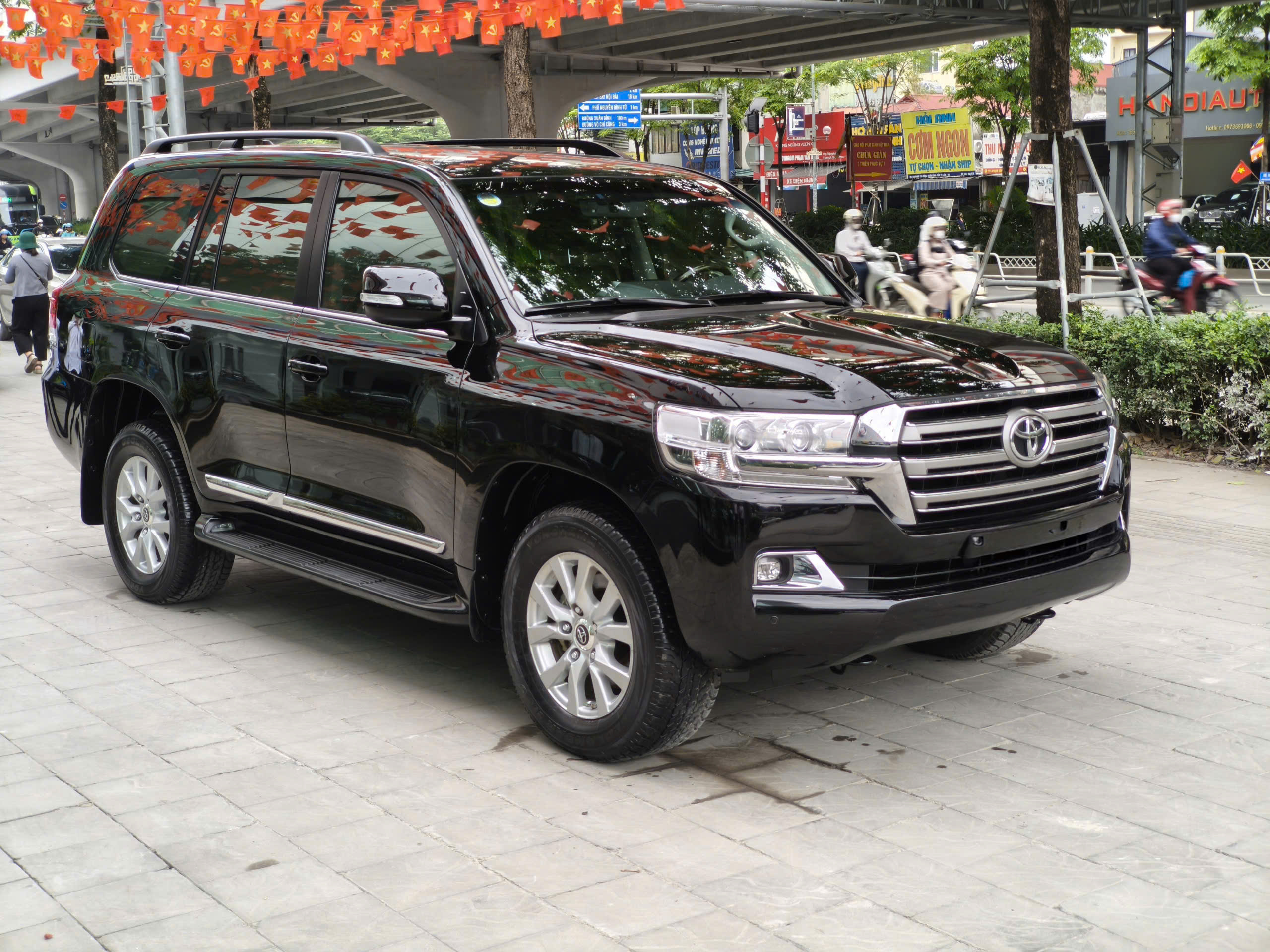 Cần bán Toyota Land Cruiser LC200 năm 2019, màu đen, xe nhập, xe đẹp, km chuẩn, lịch sử đầy đủ
