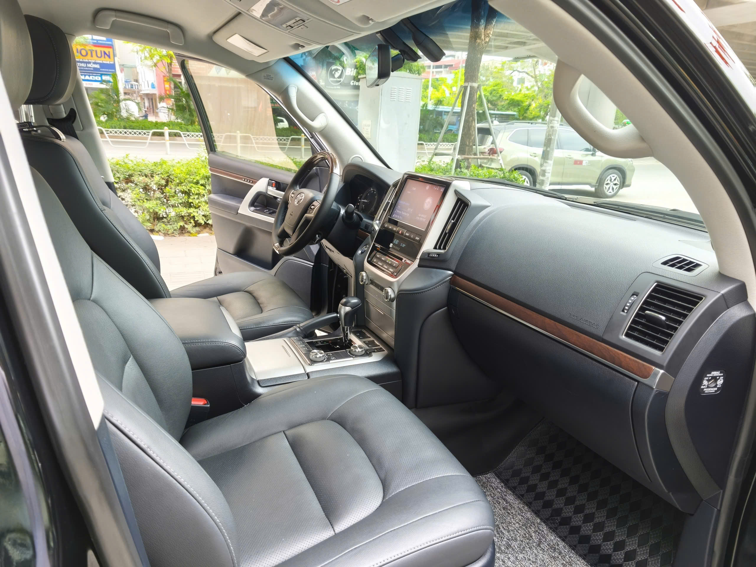 Cần bán Toyota Land Cruiser LC200 năm 2019, màu đen, xe nhập, xe đẹp, km chuẩn, lịch sử đầy đủ