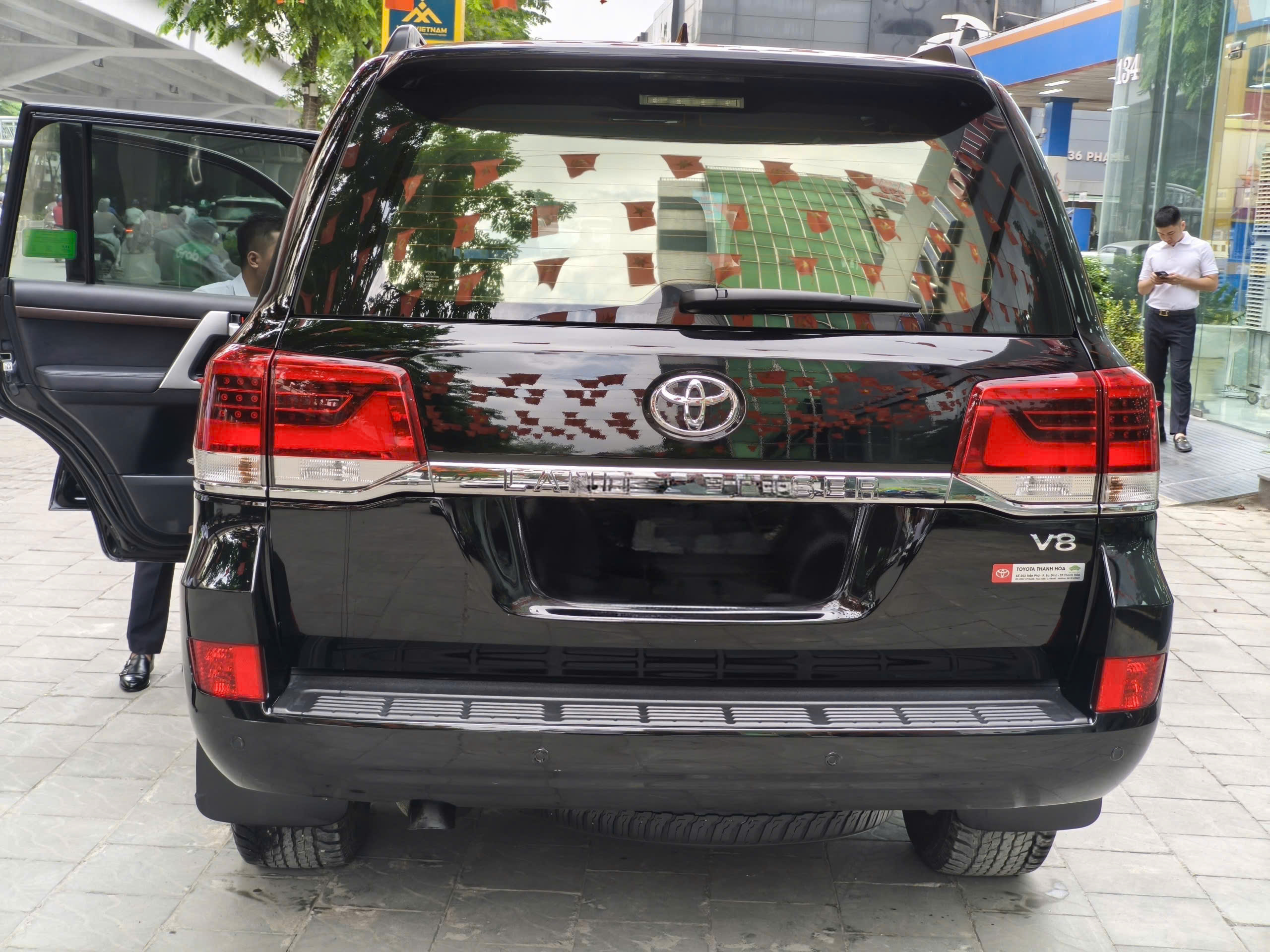 Cần bán Toyota Land Cruiser lc200 năm 2019, màu đen, nhập khẩu, tên cty cam kết xe xuất sắc