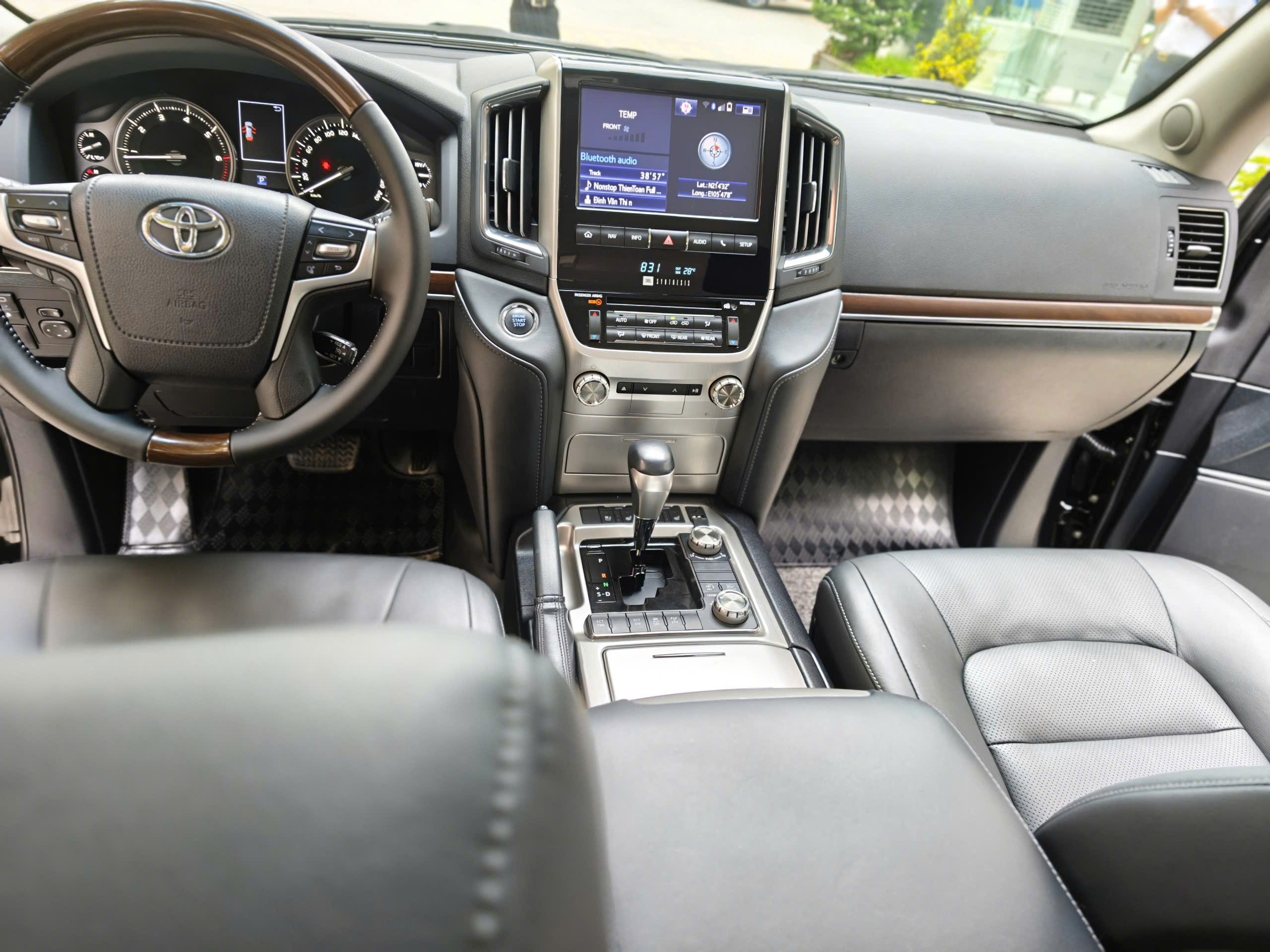 Cần bán Toyota Land Cruiser lc200 năm 2019, màu đen, nhập khẩu, tên cty cam kết xe xuất sắc