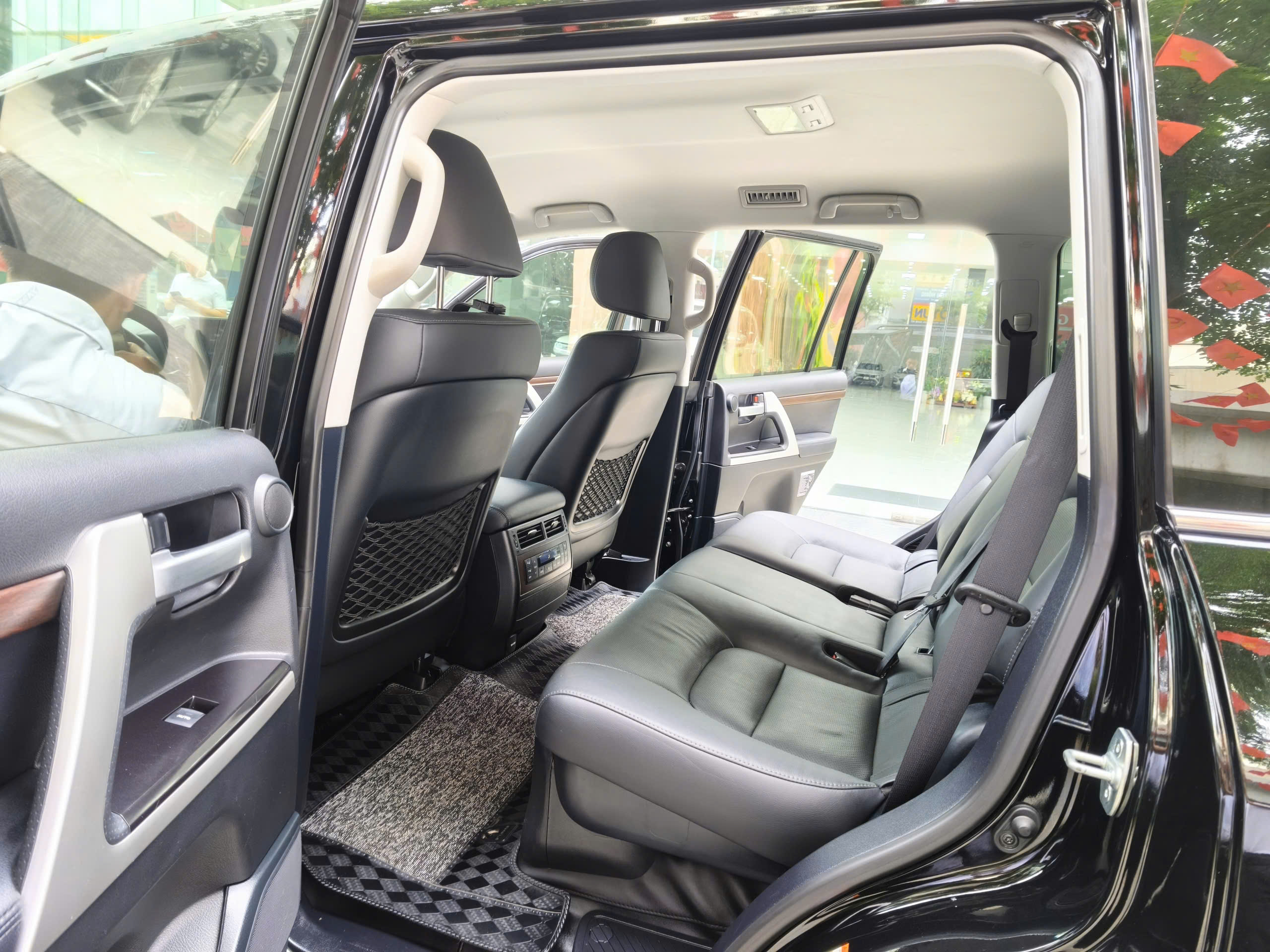 Cần bán Toyota Land Cruiser lc200 năm 2019, màu đen, nhập khẩu, tên cty cam kết xe xuất sắc