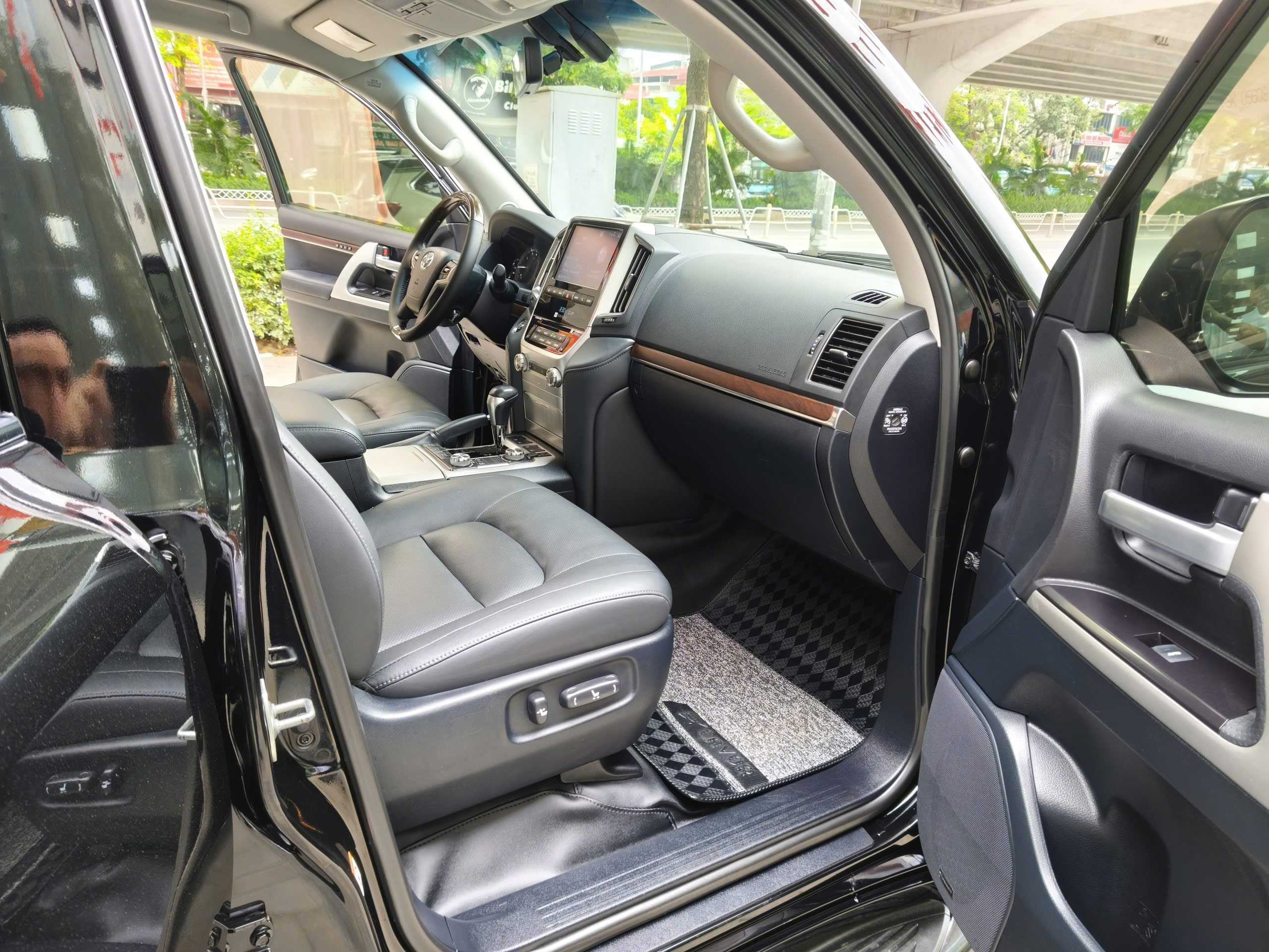 Cần bán Toyota Land Cruiser lc200 năm 2019, màu đen, nhập khẩu, tên cty cam kết xe xuất sắc