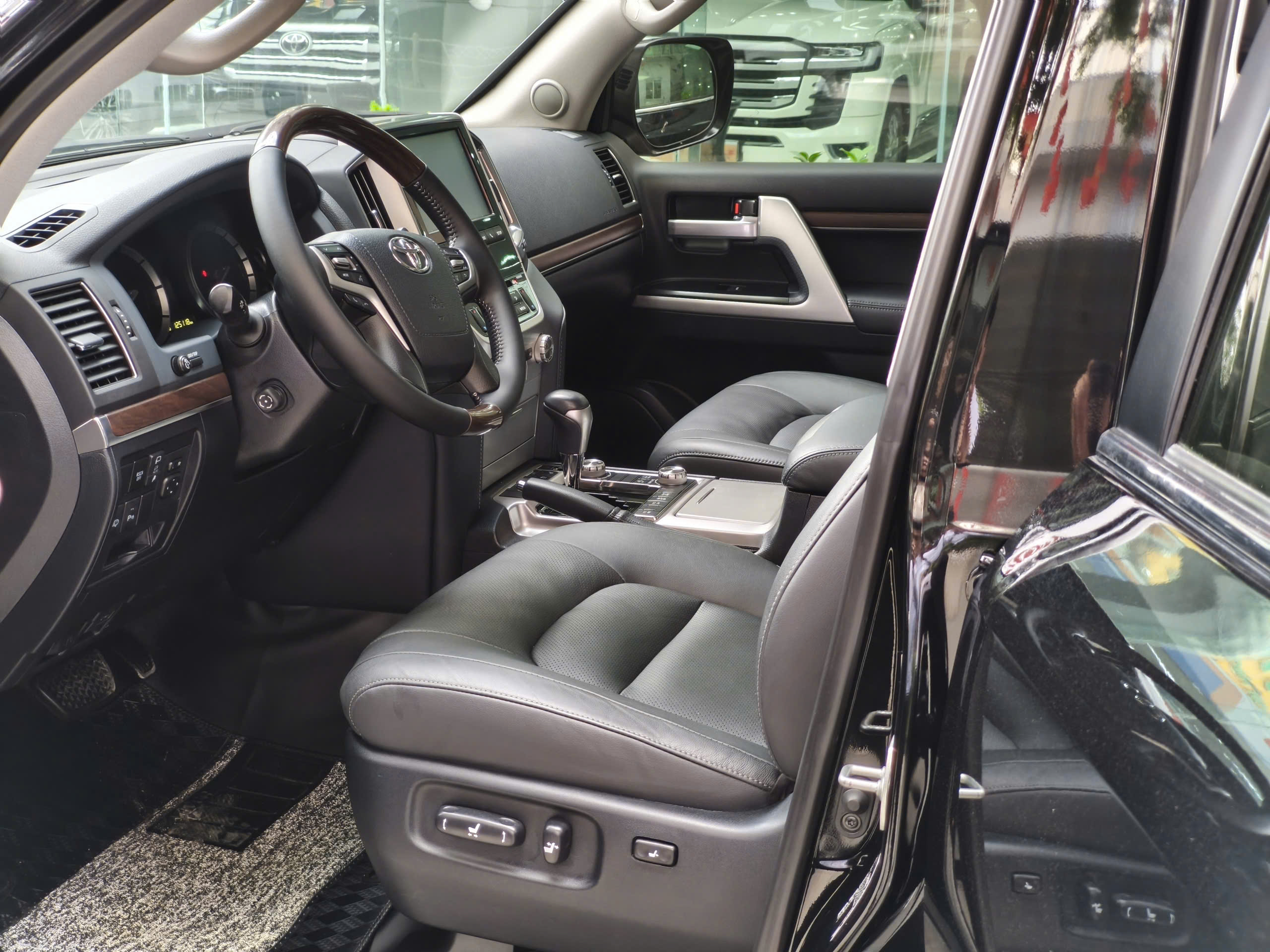 Cần bán Toyota Land Cruiser lc200 năm 2019, màu đen, nhập khẩu, tên cty cam kết xe xuất sắc