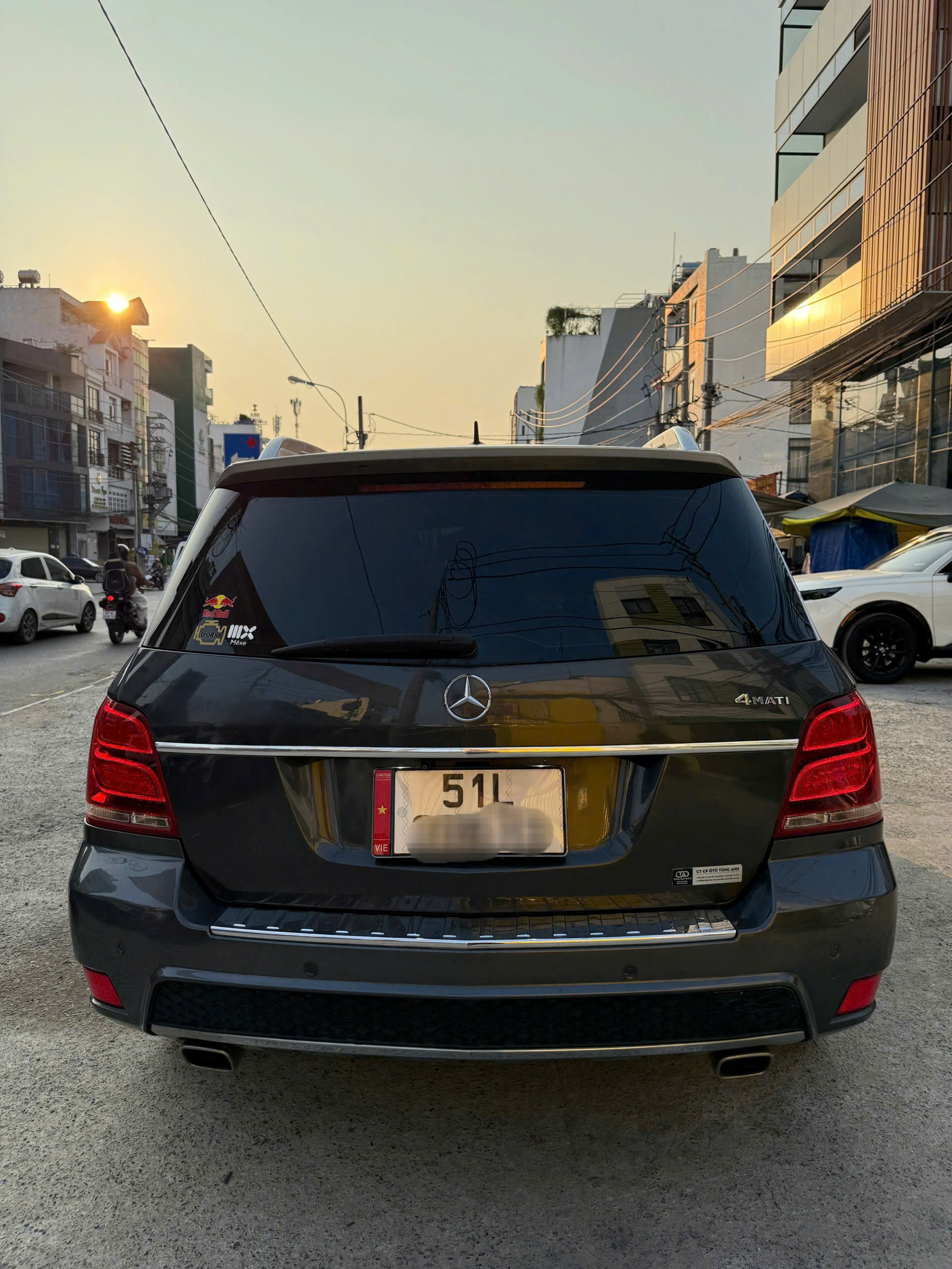 MERCEDES-BENZ GLK300 4MATIC – SUV SANG TRỌNG, MẠNH MẼ – GIÁ CHỈ 250 TRIỆU