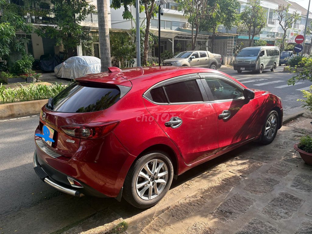 Mazda 3 1.5 AT sản xuất 2016, màu đỏ, odo 48.500 km.