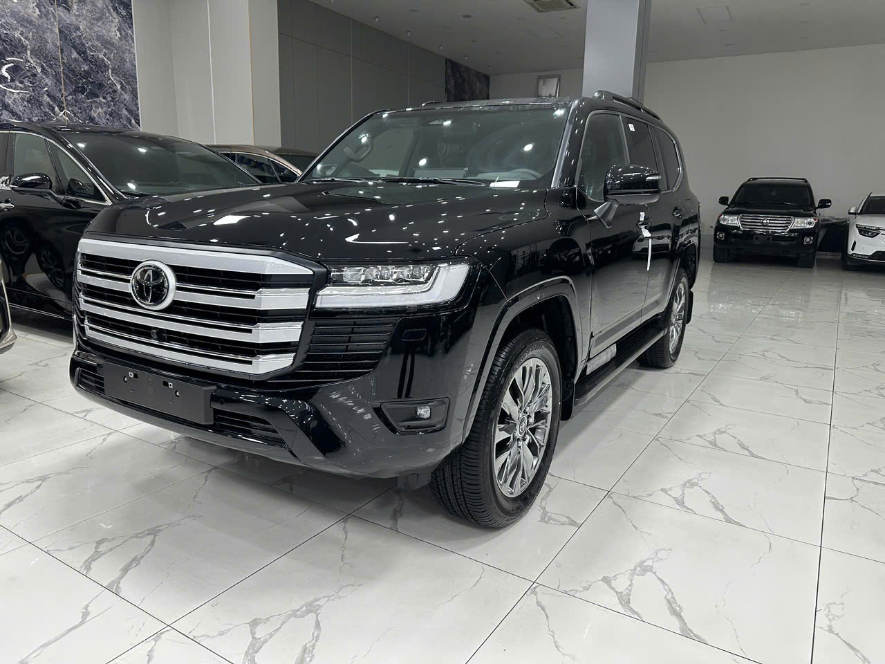 Em đang có sẵn Land Cruiser LC300 Đen nội thất Đen xe mới 100% năm 2026.