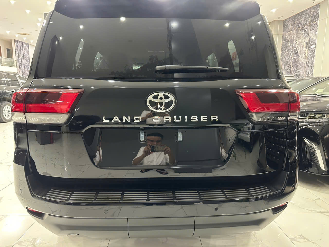Em đang có sẵn Land Cruiser LC300 Đen nội thất Đen xe mới 100% năm 2026.