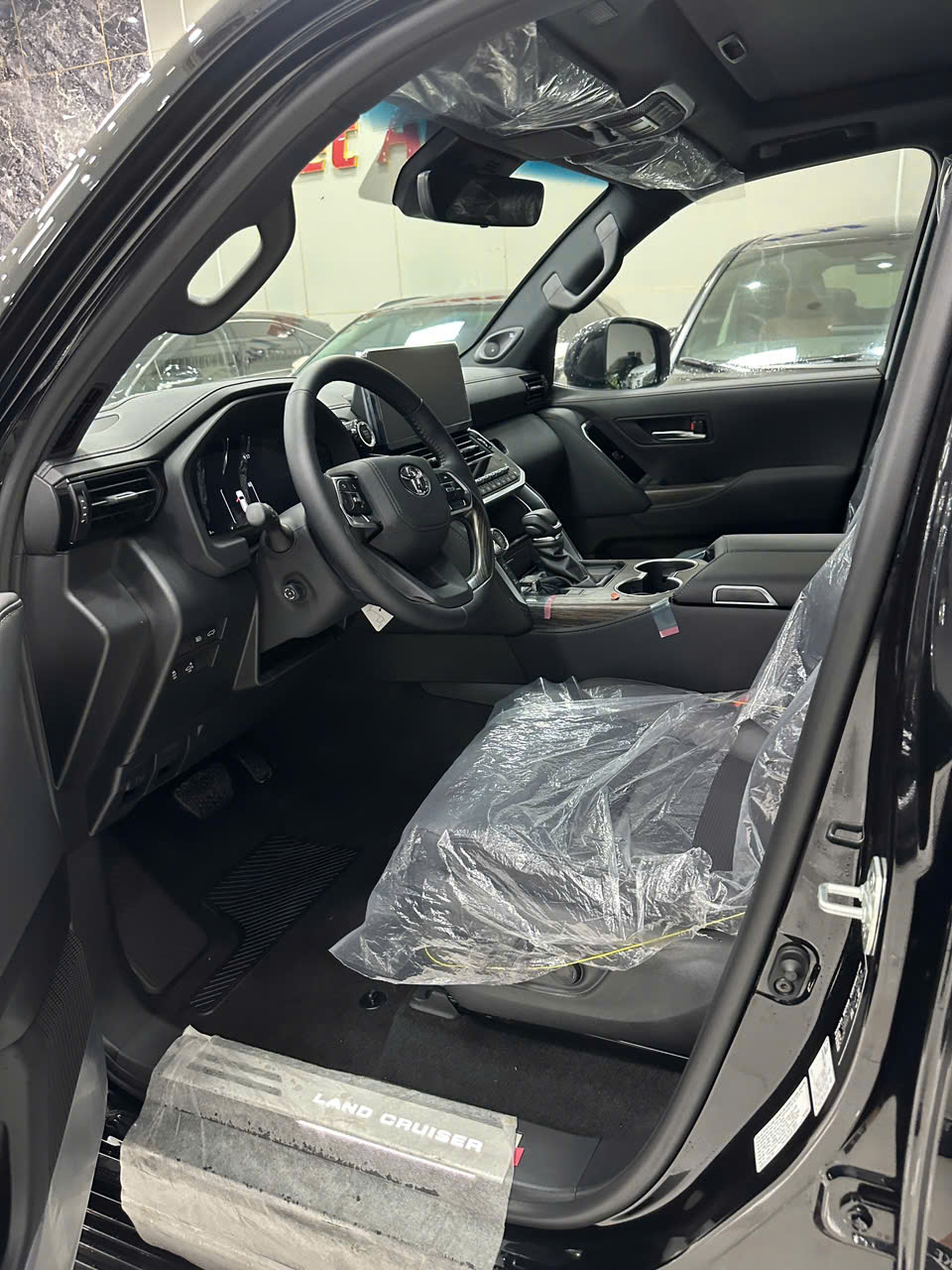 Em đang có sẵn Land Cruiser LC300 Đen nội thất Đen xe mới 100% năm 2026.