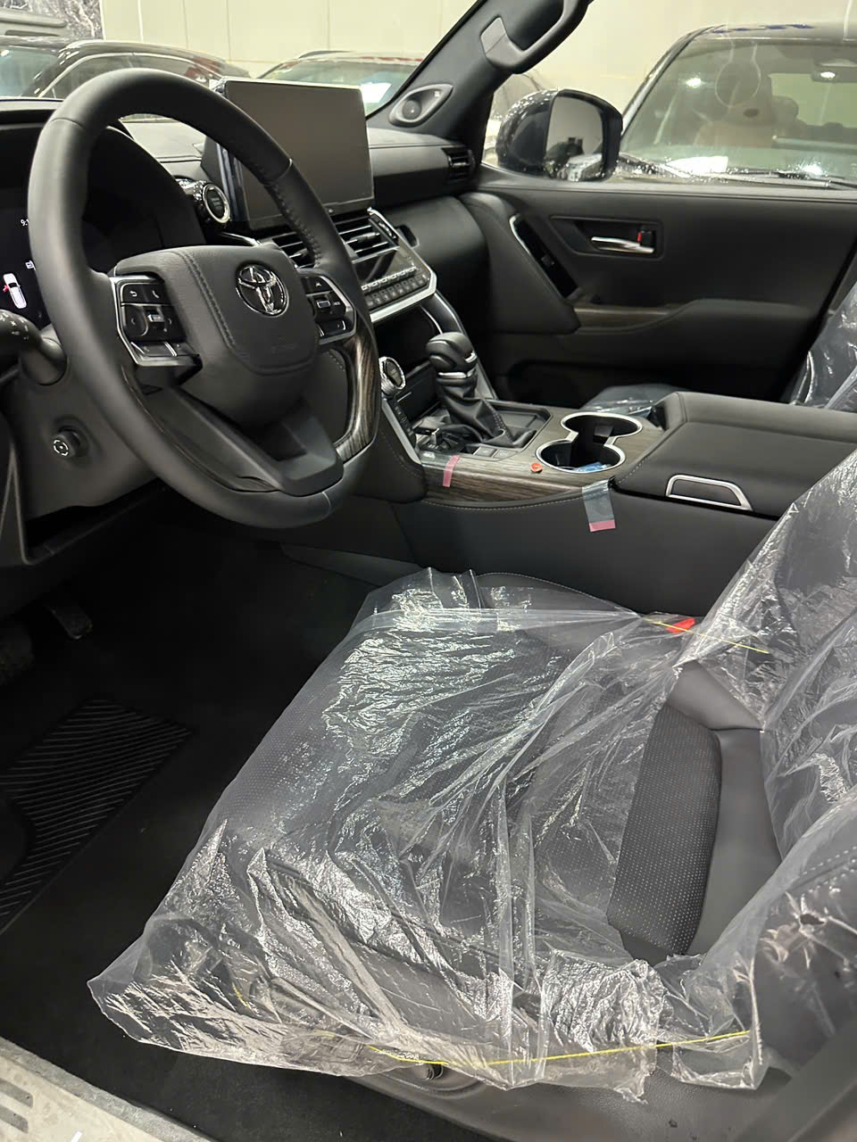 Em đang có sẵn Land Cruiser LC300 Đen nội thất Đen xe mới 100% năm 2026.