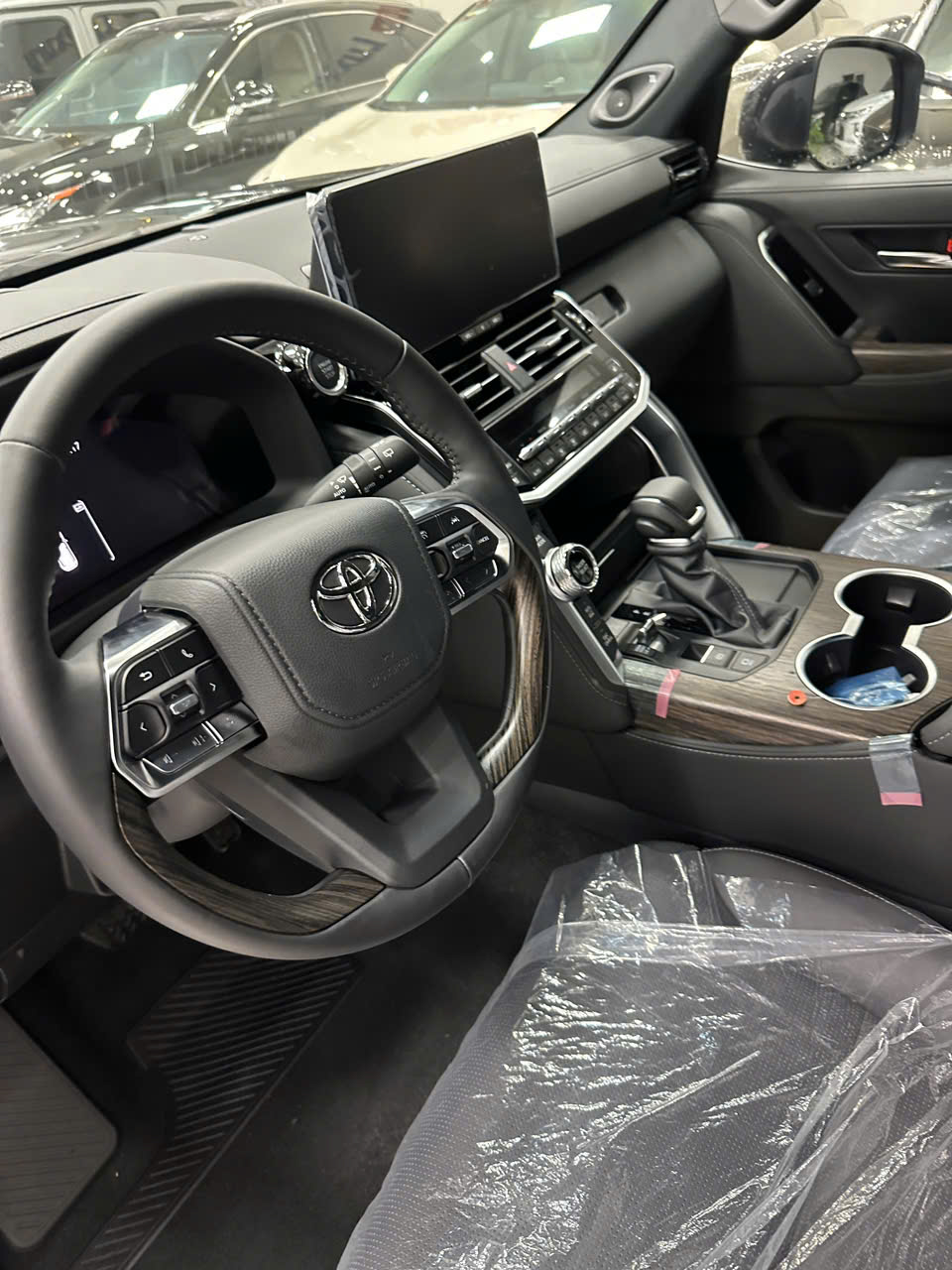 Em đang có sẵn Land Cruiser LC300 Đen nội thất Đen xe mới 100% năm 2026.